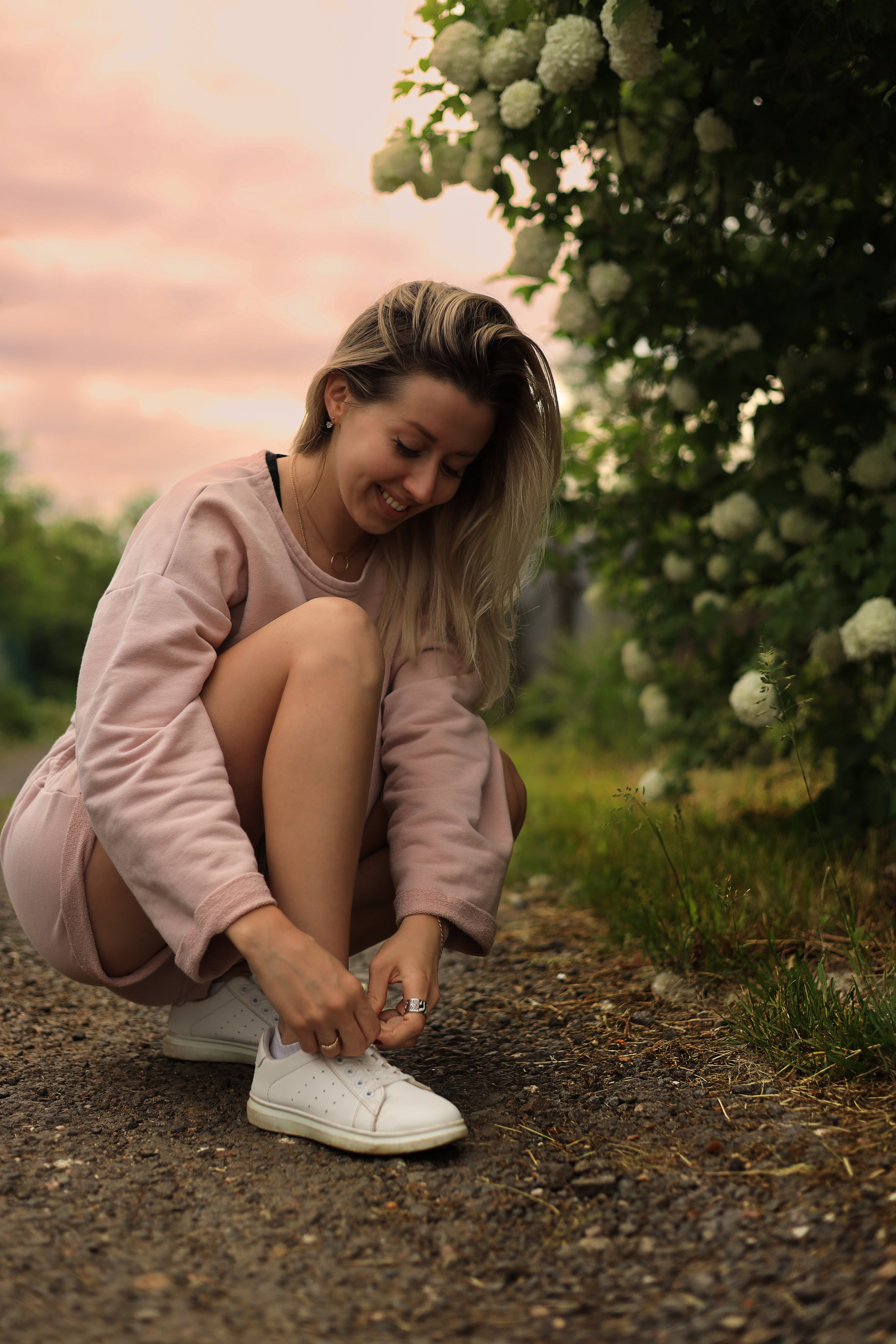 фотосессия девушка в розовом костюме на фоне розового закатного неба