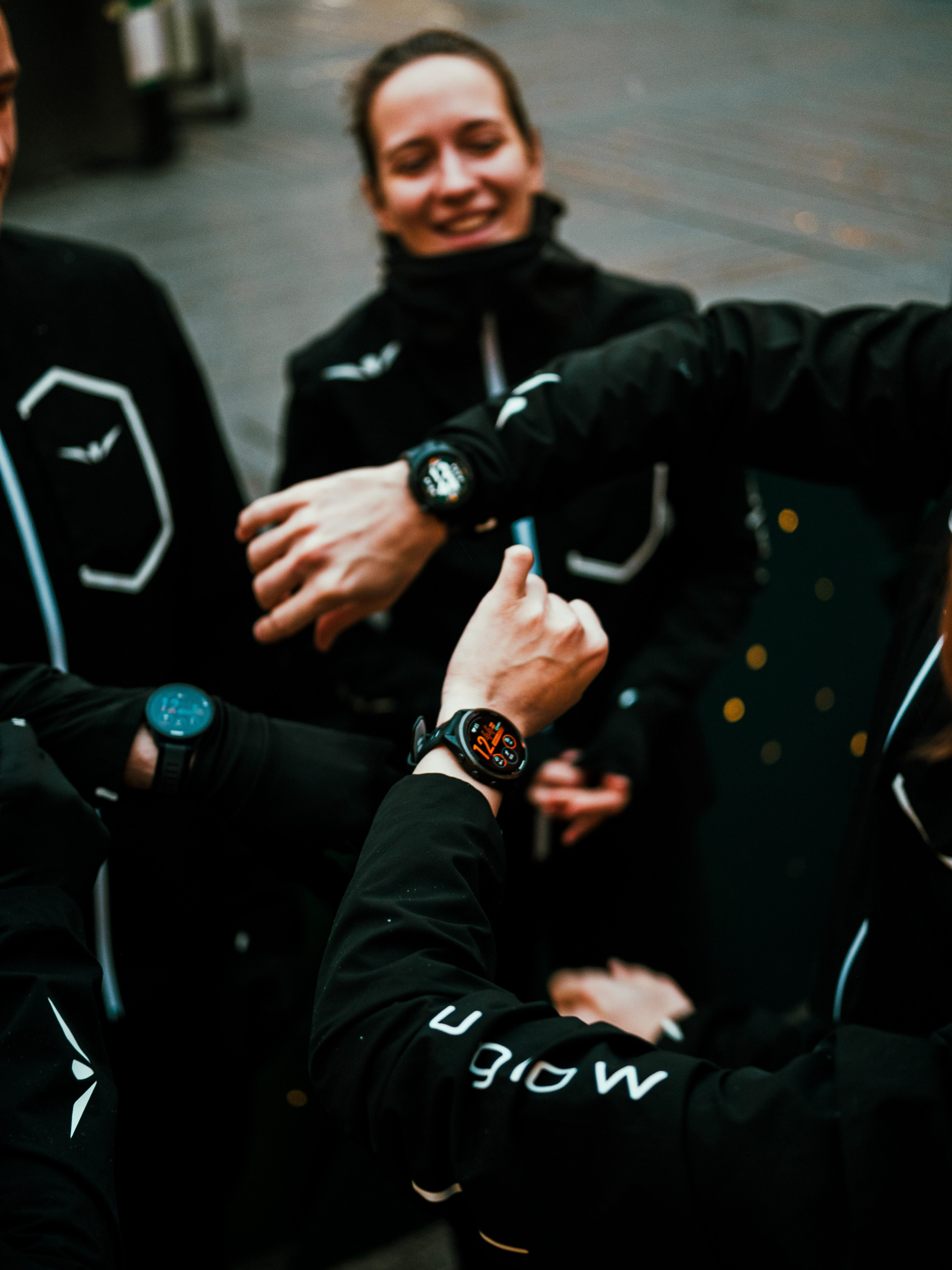 Social Run Community x Anta. Зимняя городская новогодняя фотосессия спортивной одежды от бегового клуба social run community. Портретный и репортажный фотограф в Санкт-Петербурге Смоляков Максим