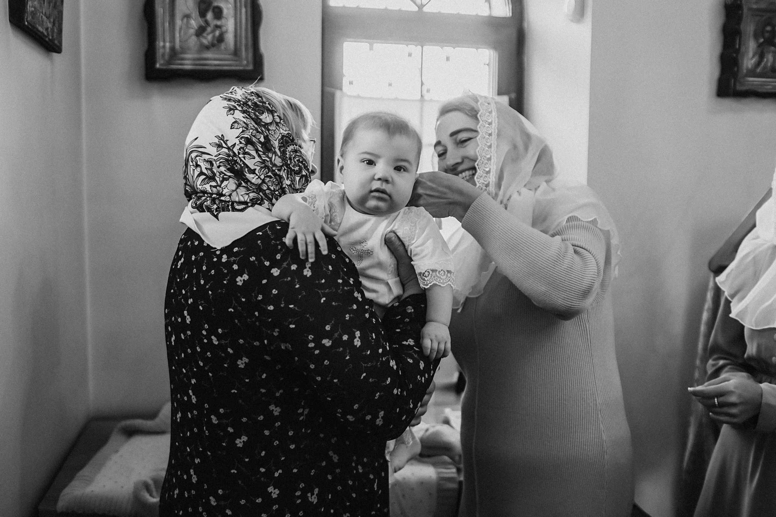 Крещение круглая церковь. Семейный фотограф Тюмень, фотограф на роды Салмина Мария