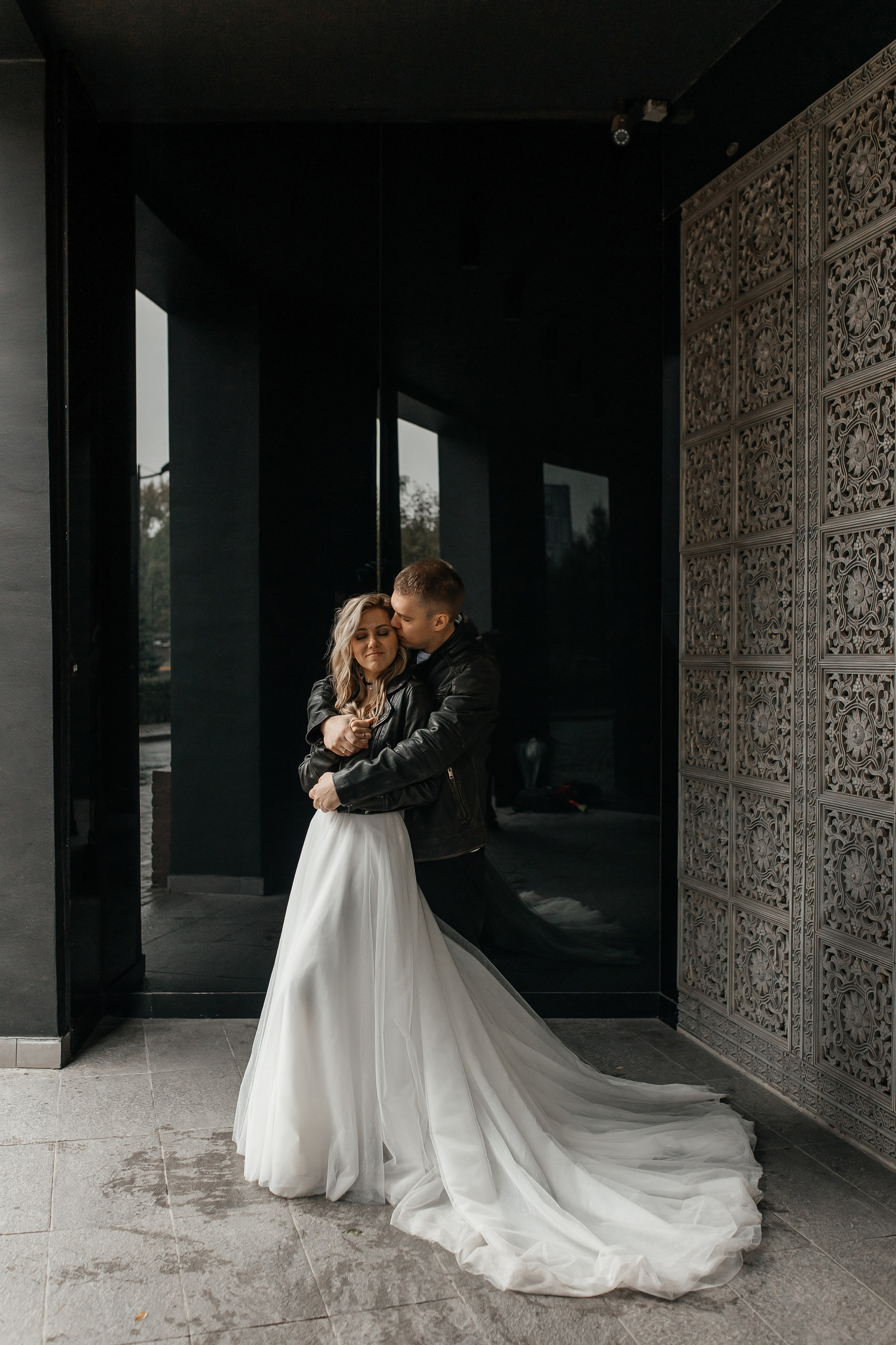 Свадебная фотосессия в Москве в кожаных куртках и ботинках