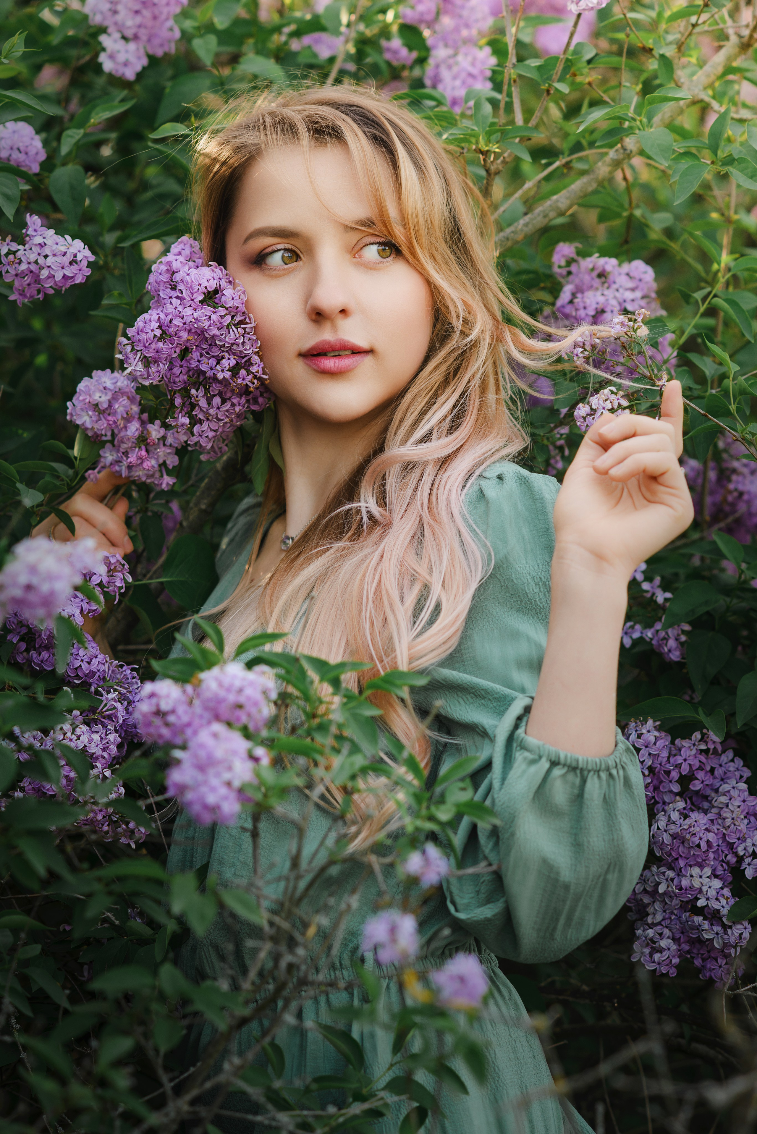Прогулочная портретная фотосессия в сирени. Портрет девушки в сирени. Фотограф в Симферополе и по Крыму Ольга Топоривская.