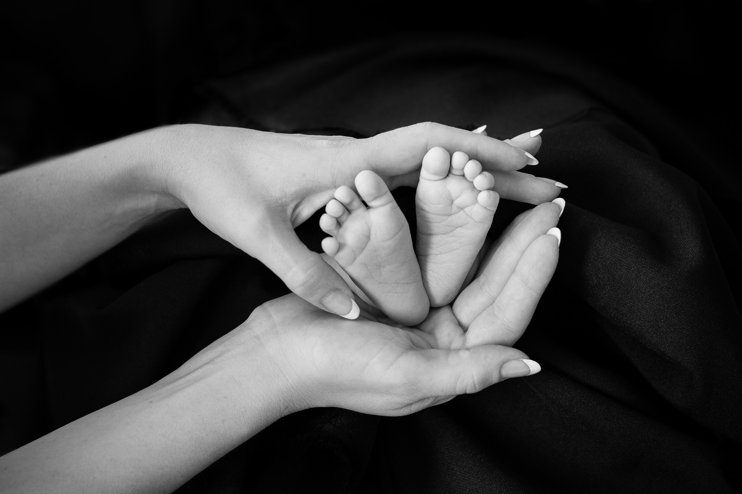 Таинственные чёрно-белые снимки новорождённых крох и кадры с руками родителей