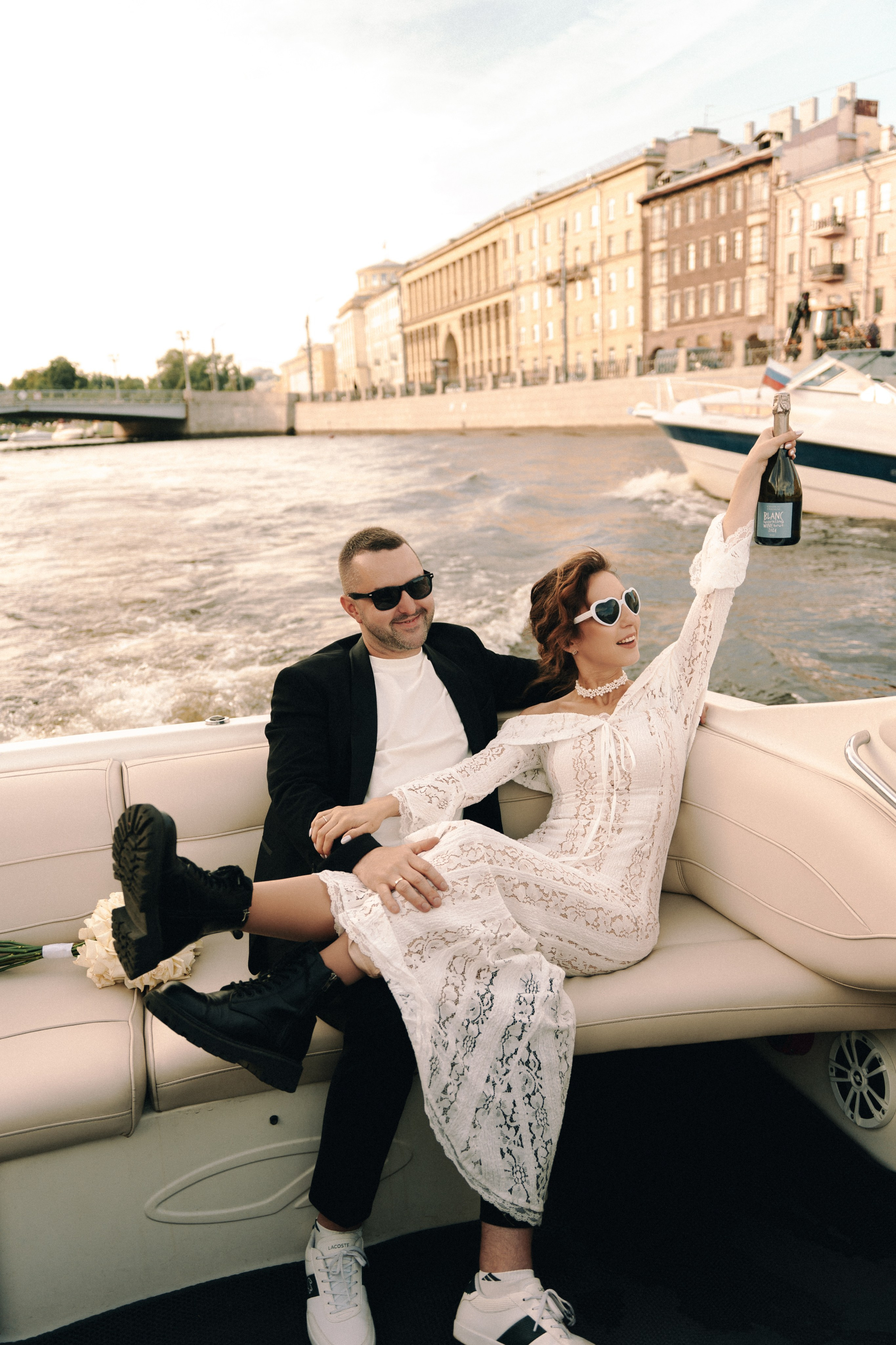 Свадебная фотосессия на катере. Свадебная фотосессия в Санкт-Петербурге.