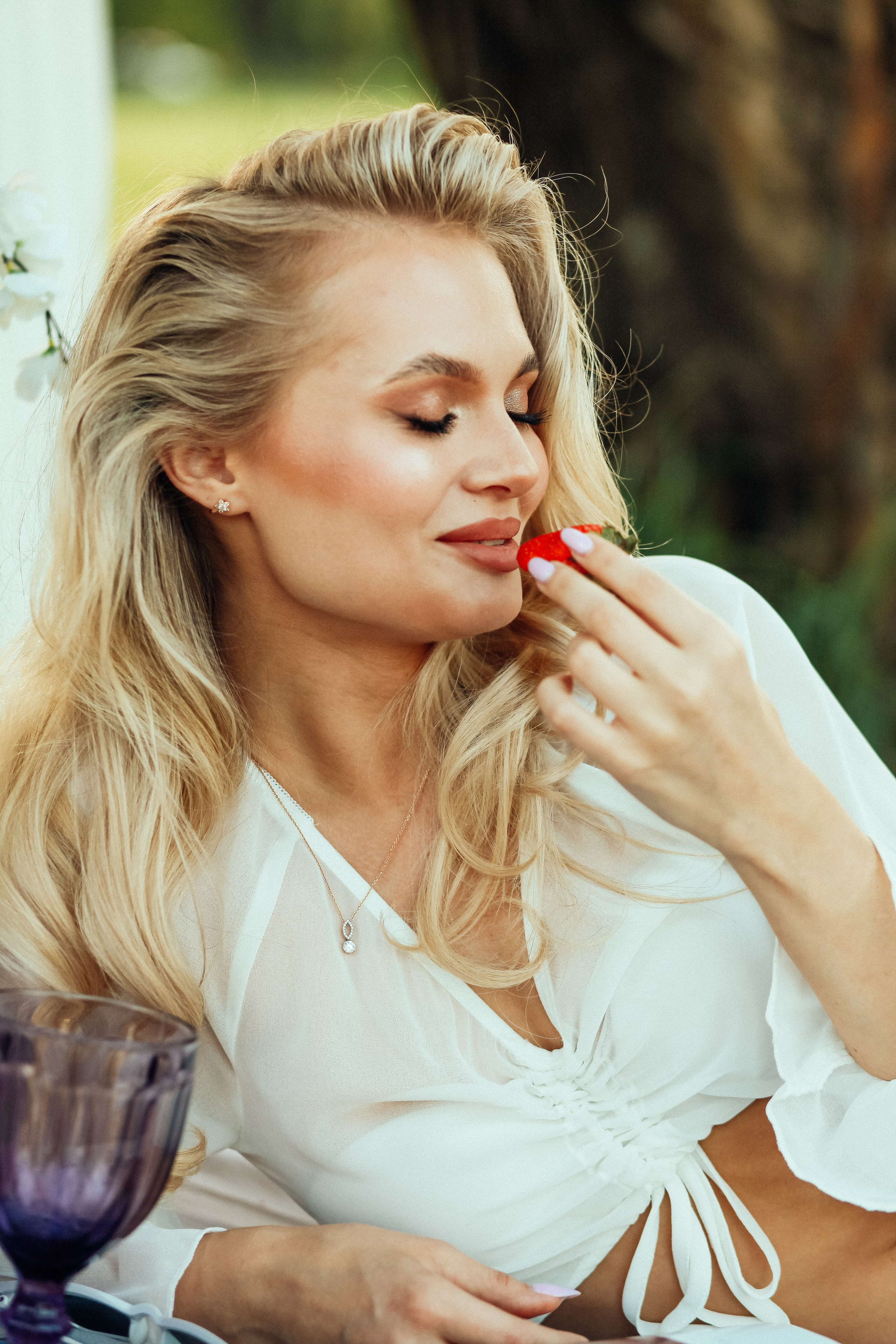 утро очень красивая невеста блондинка цветы природа лето декор дерево кровать бокал