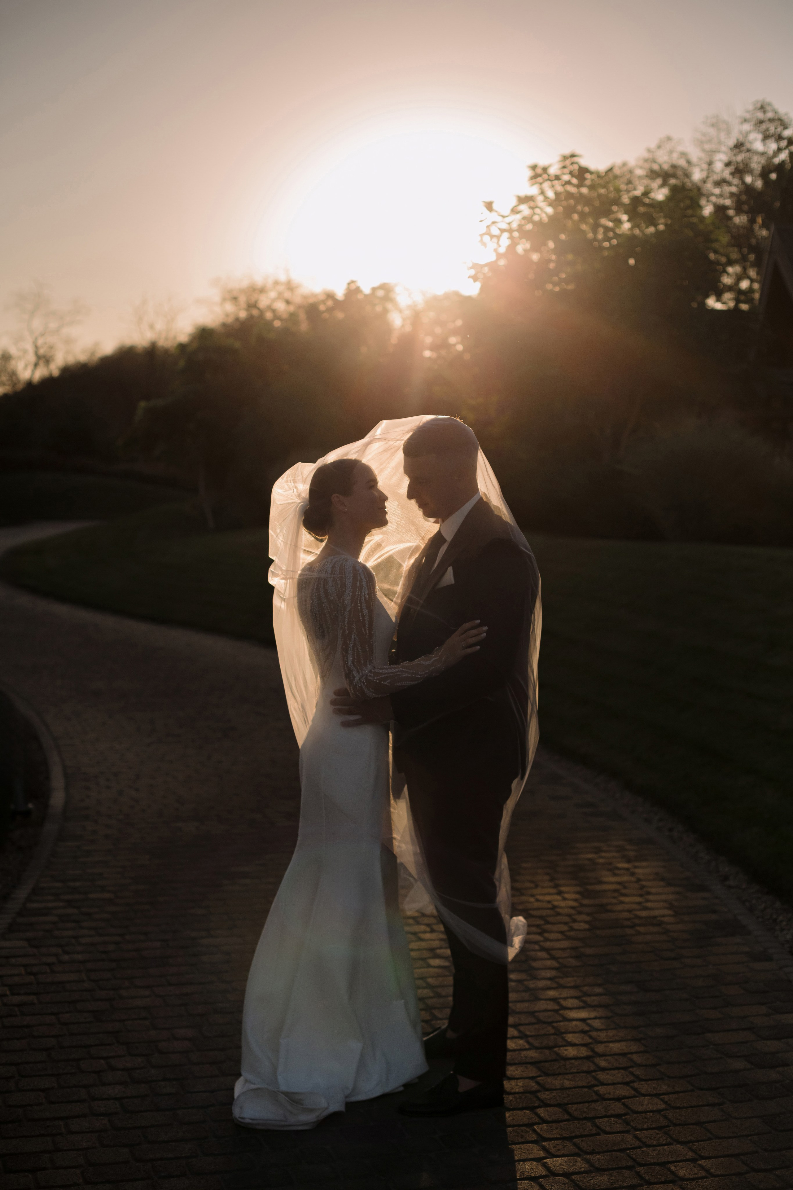 Романтический портрет жениха и невесты на закате во время свадебной прогулки в Таганроге