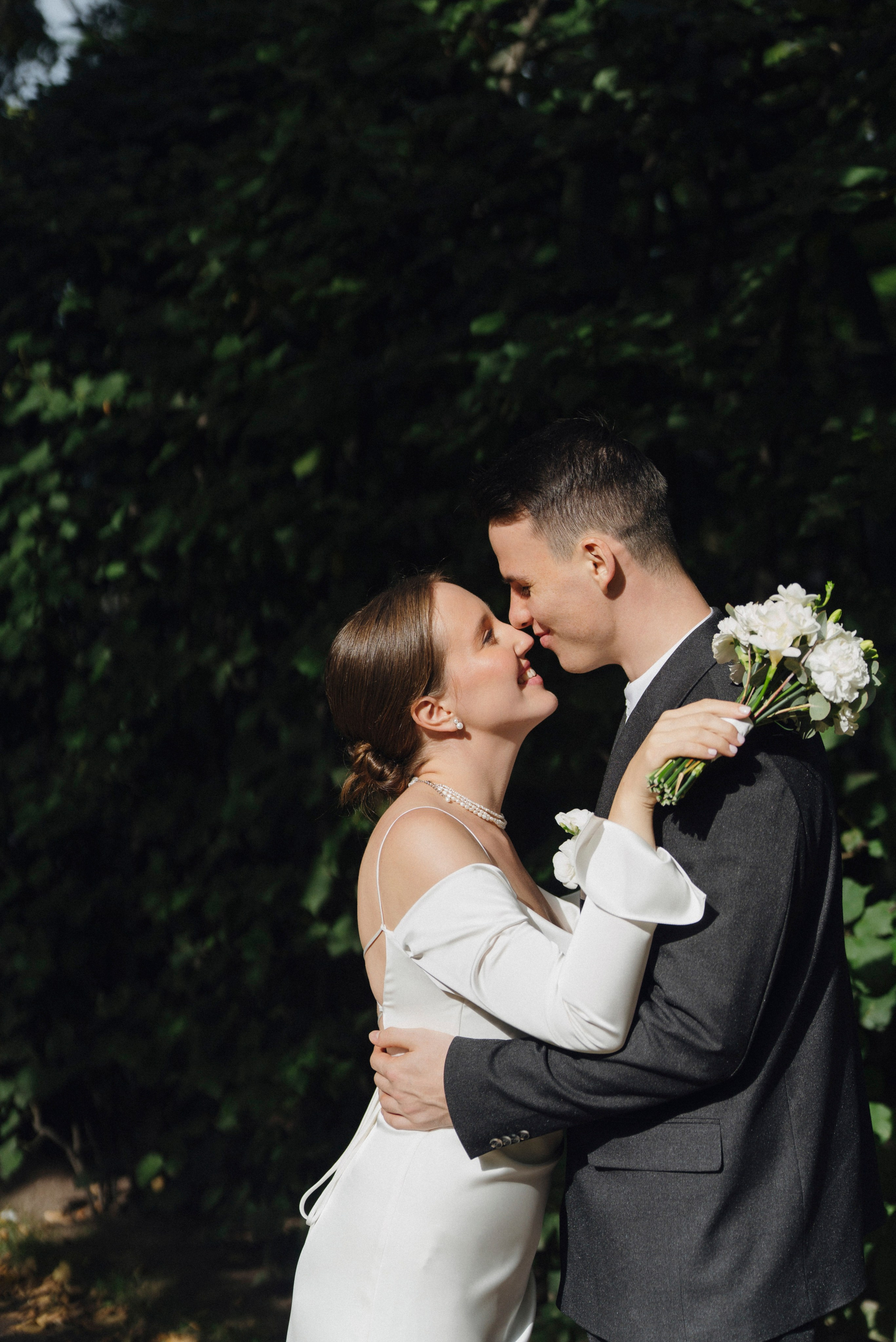 Лёня и Юля. Питер. От утра в отеле до вечеринки в ресторане на заливе. Цифра и плёнка. Свадебный фотограф Катерина Чулкова