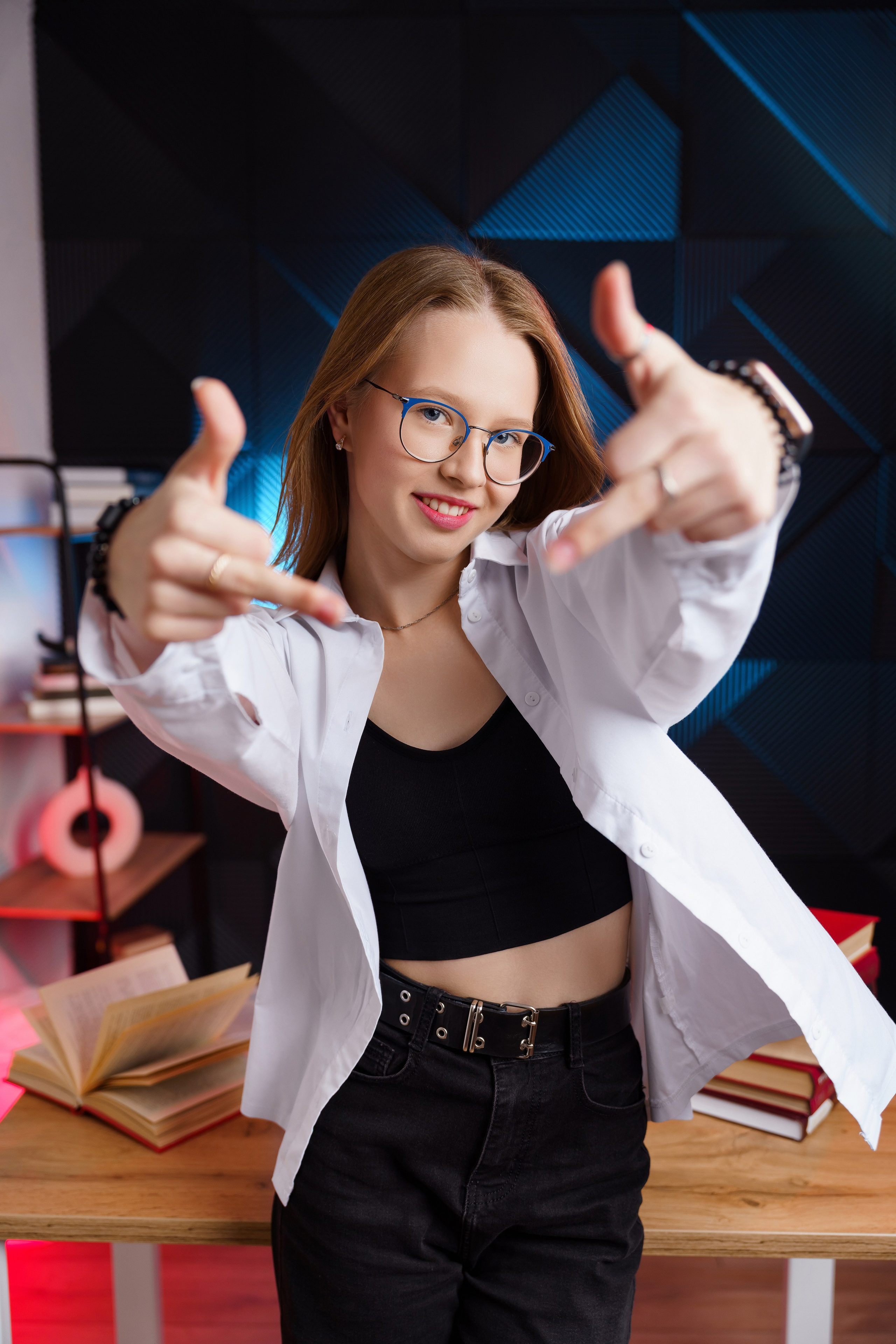 ЧБ с цветным светом. Выпускные альбомы и фотосессии в Кирове от Протасовой Жени