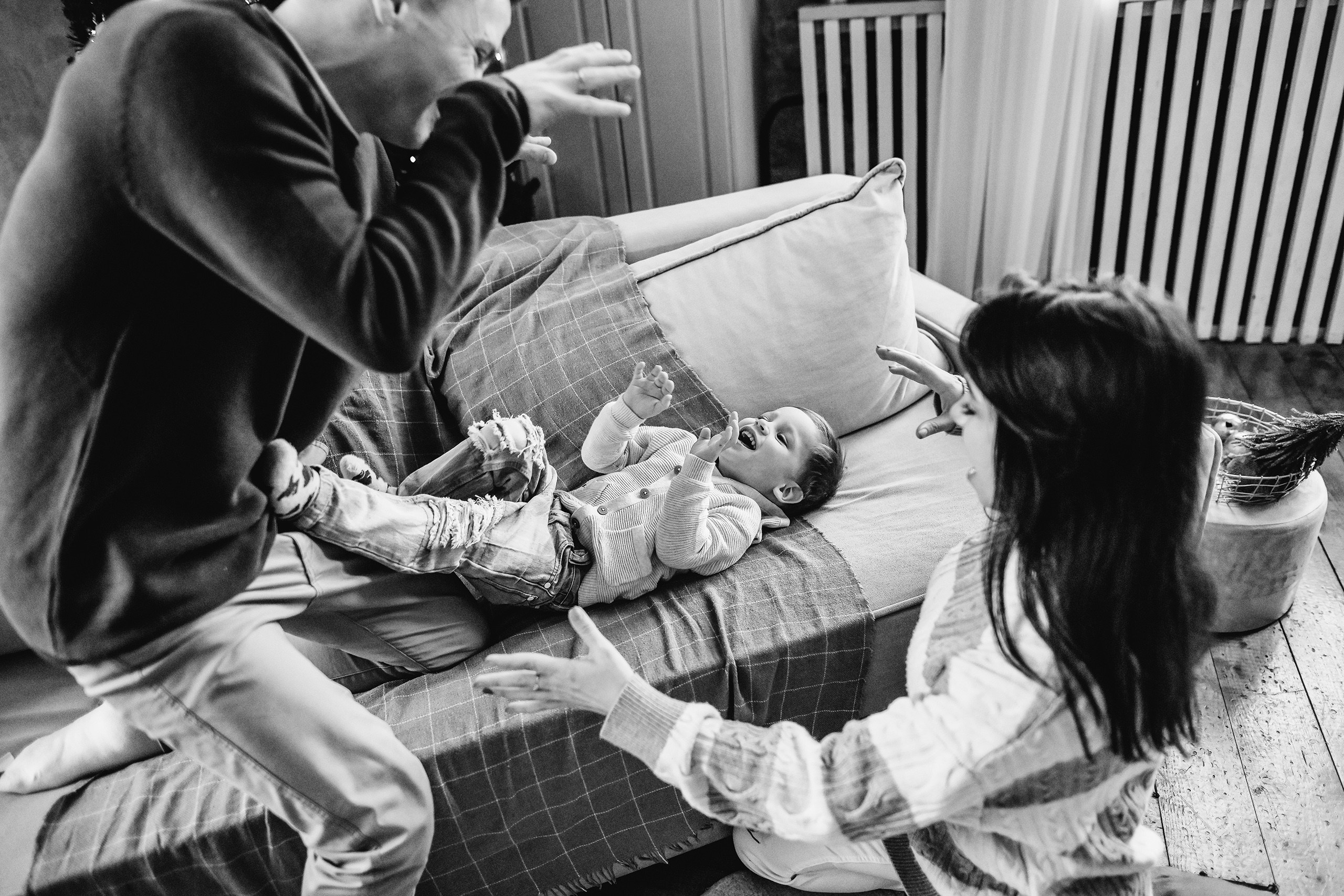 Новогодняя семейная фотосессия: уютные фото у ёлки в студии в Красноярске. 📸 Свадебный и семейный фотограф в Красноярске Тихомиров Евгений | 17 лет опыта | 800+ свадеб