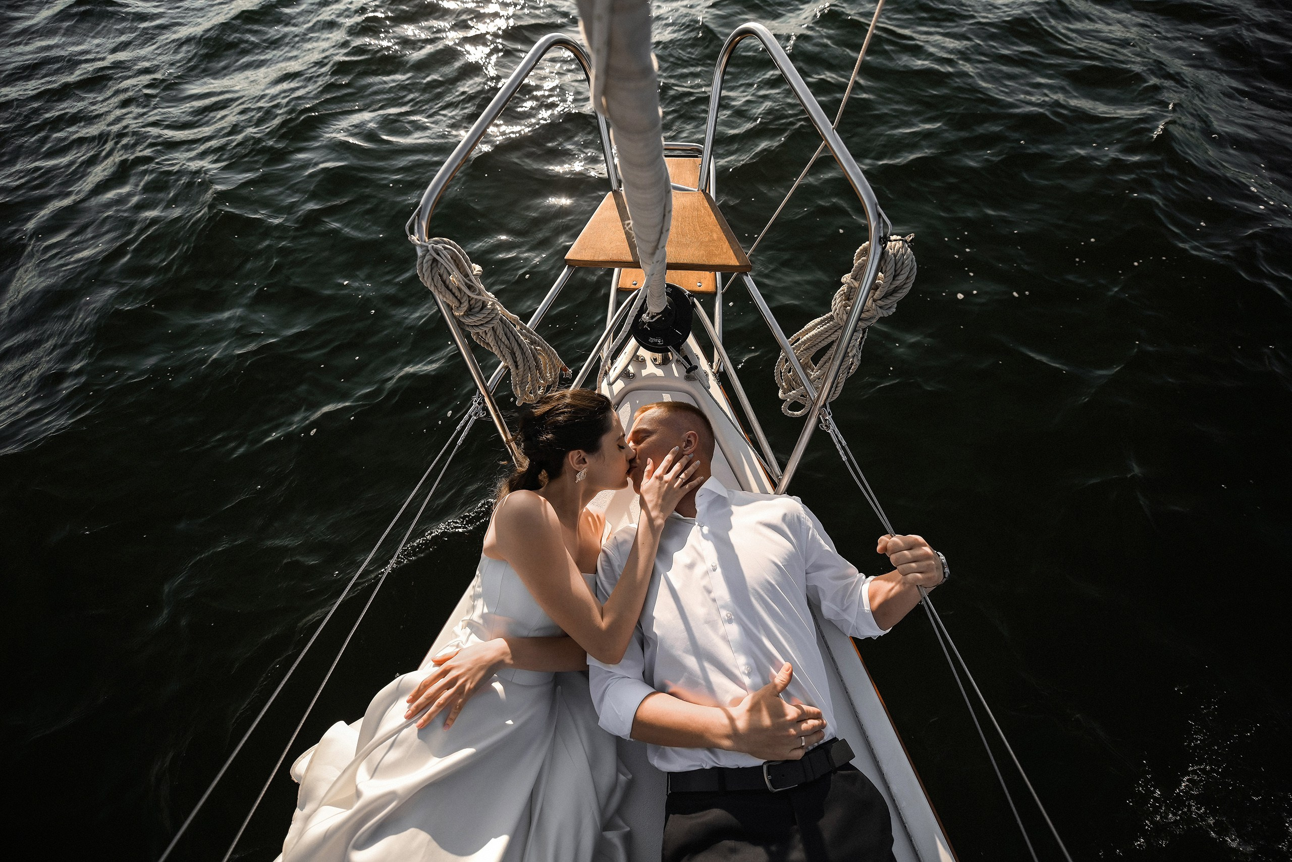 Фотосессия в свадебном платье на яхте в Красноярске. 📸 Свадебный и семейный фотограф в Красноярске Тихомиров Евгений | 17 лет опыта | 800+ свадеб