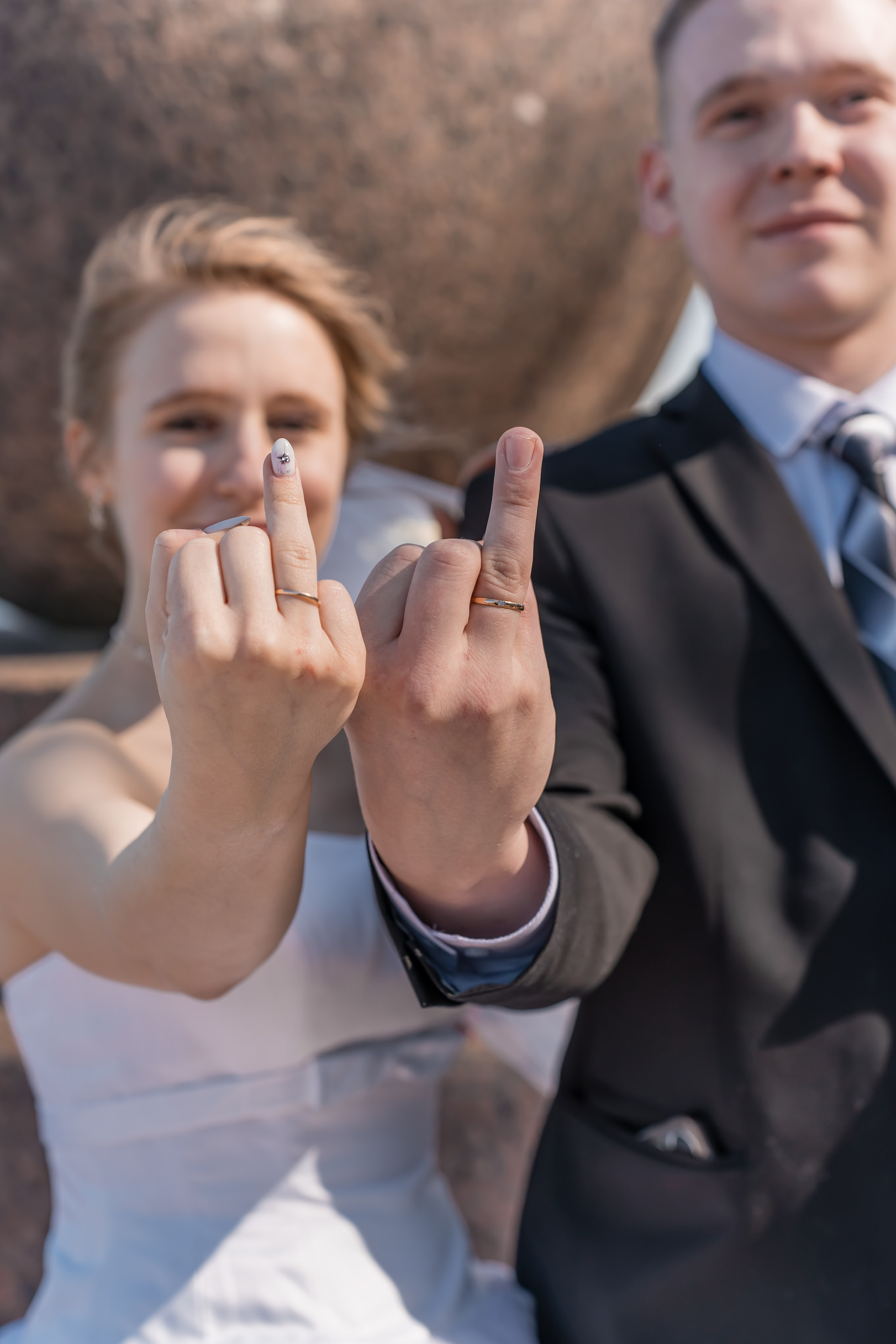 Ищете профессионального фотографа для свадьбы? Мы предлагаем качественные услуги по фотосъёмке, создавая неповторимые и яркие снимки вашего праздника.