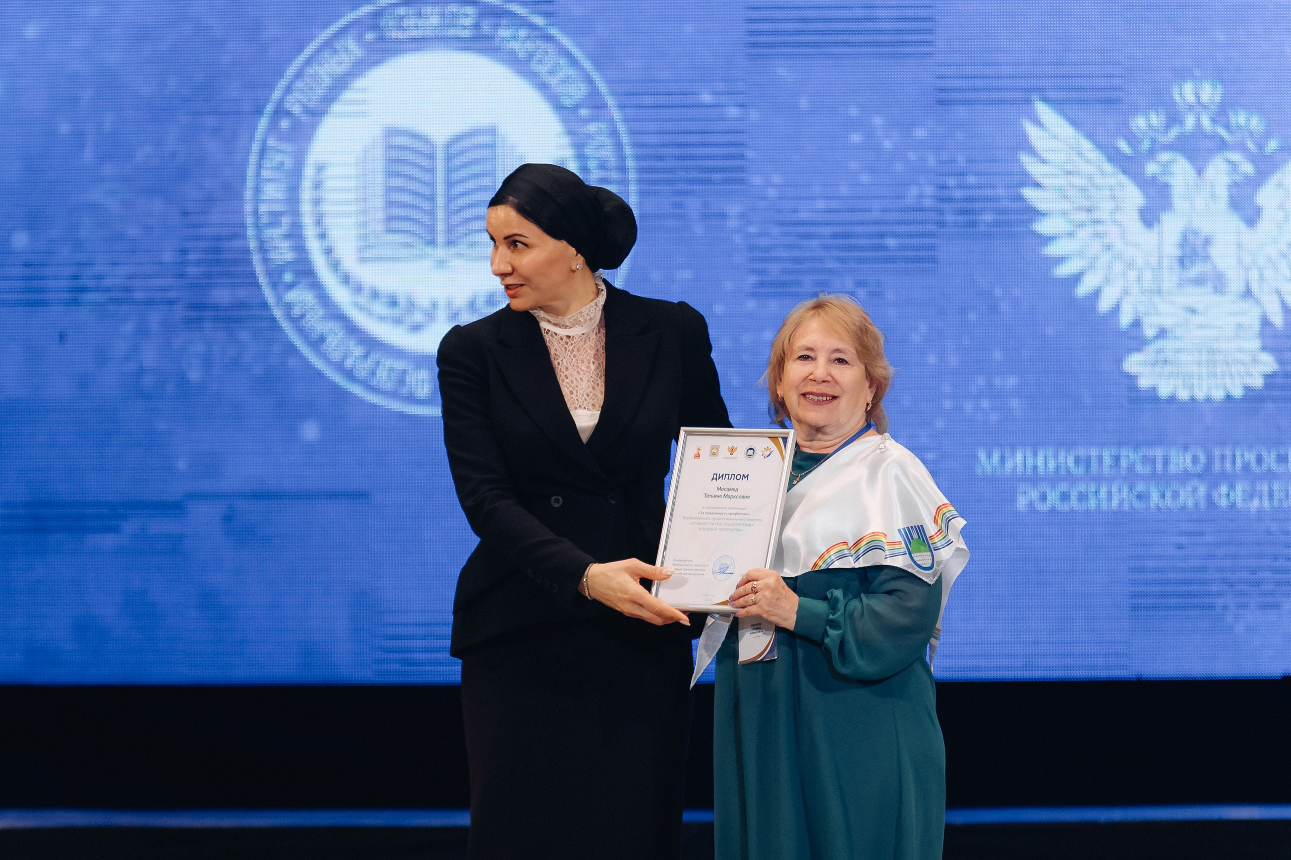 Лучший учитель родного языка и литературы 2025. Свадебный и семейный фотограф в Улан-Удэ