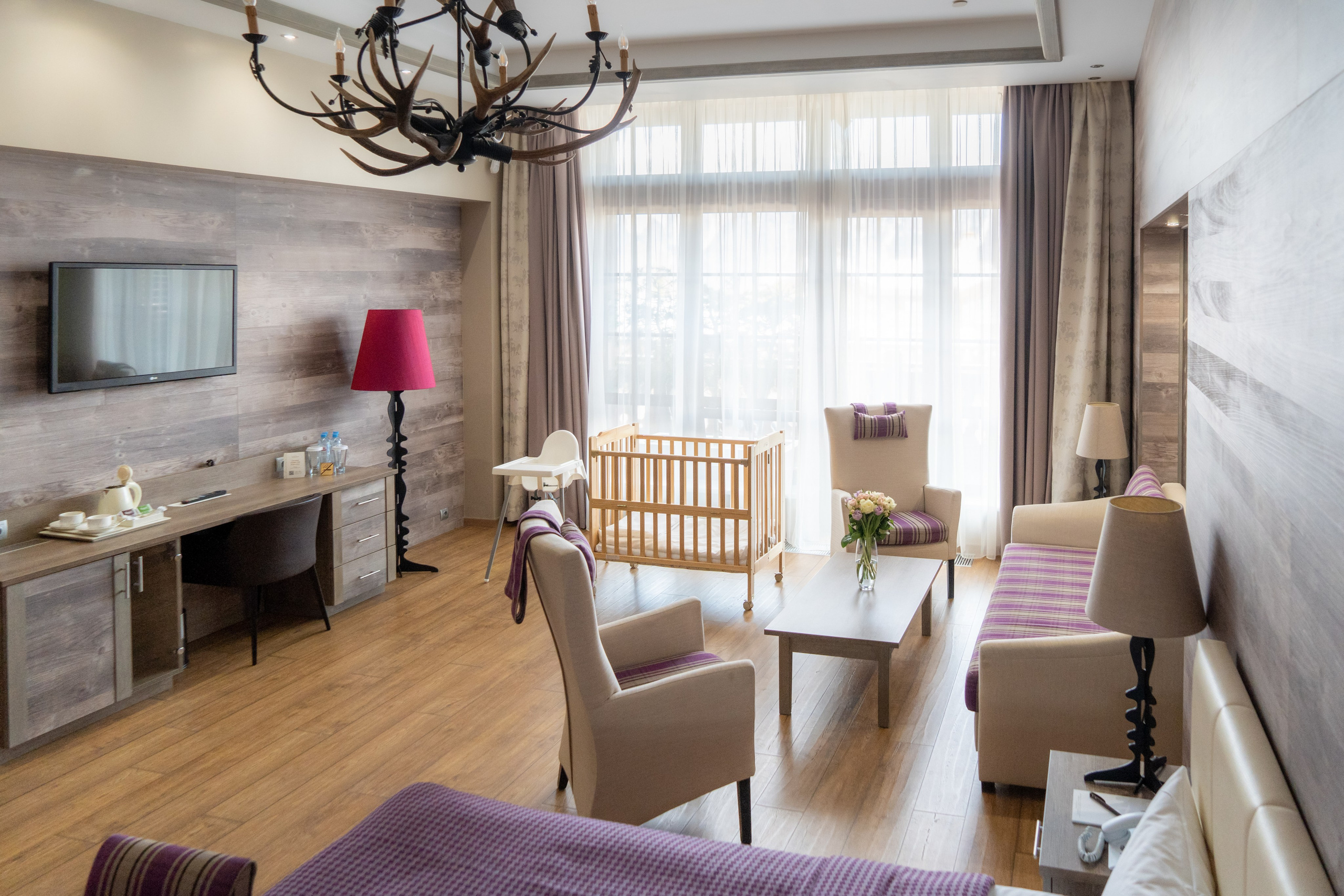 Номер полулюкс в отеле 1389 Газпром Поляна с детскими принадлежностями. Репортажный фотограф в Красной Поляне и Сочи Павлюченко Екатерина