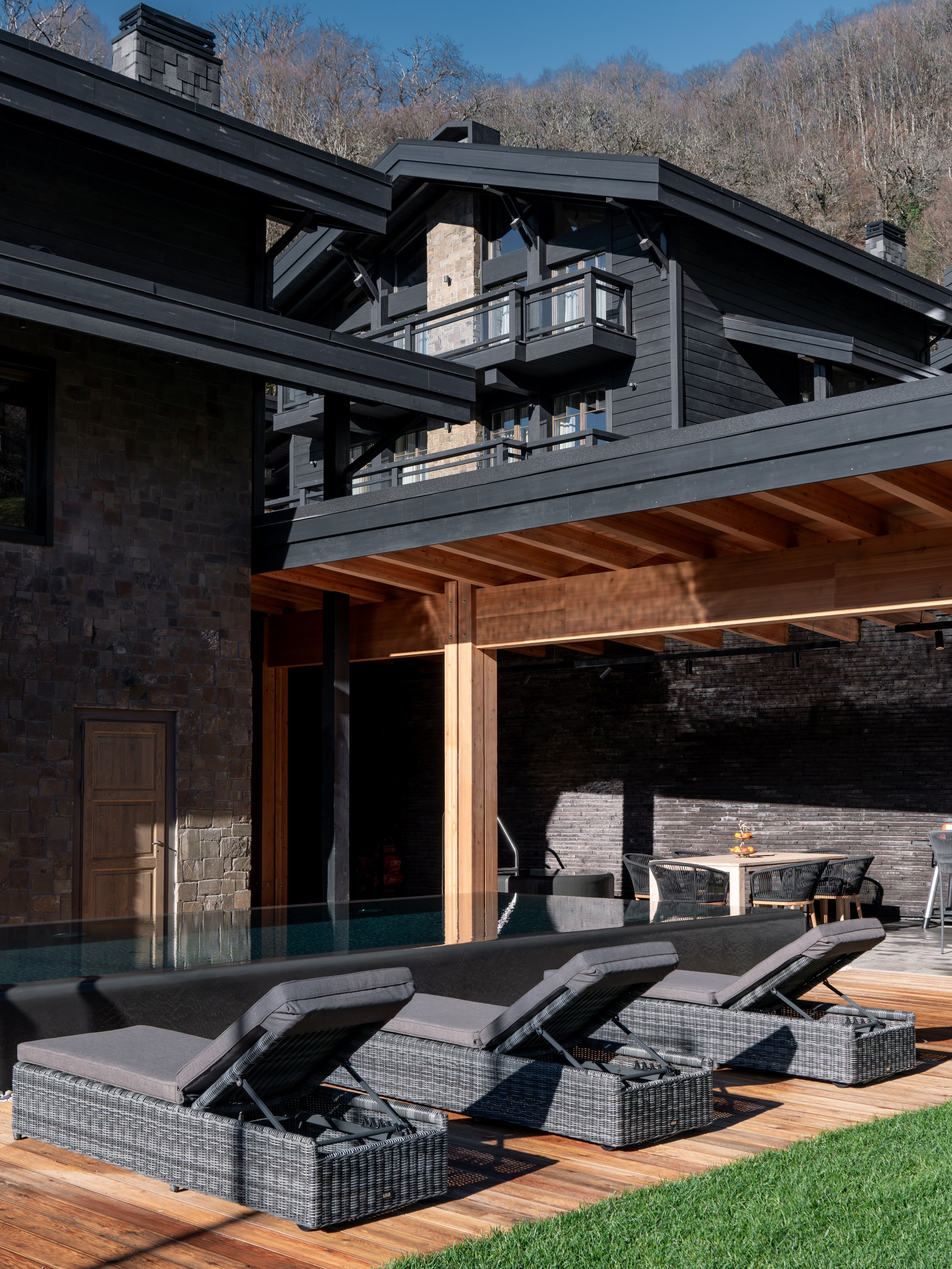 Загородный комплекс в стиле шале — экстерьер. Репортажный фотограф в Красной Поляне и Сочи Павлюченко Екатерина