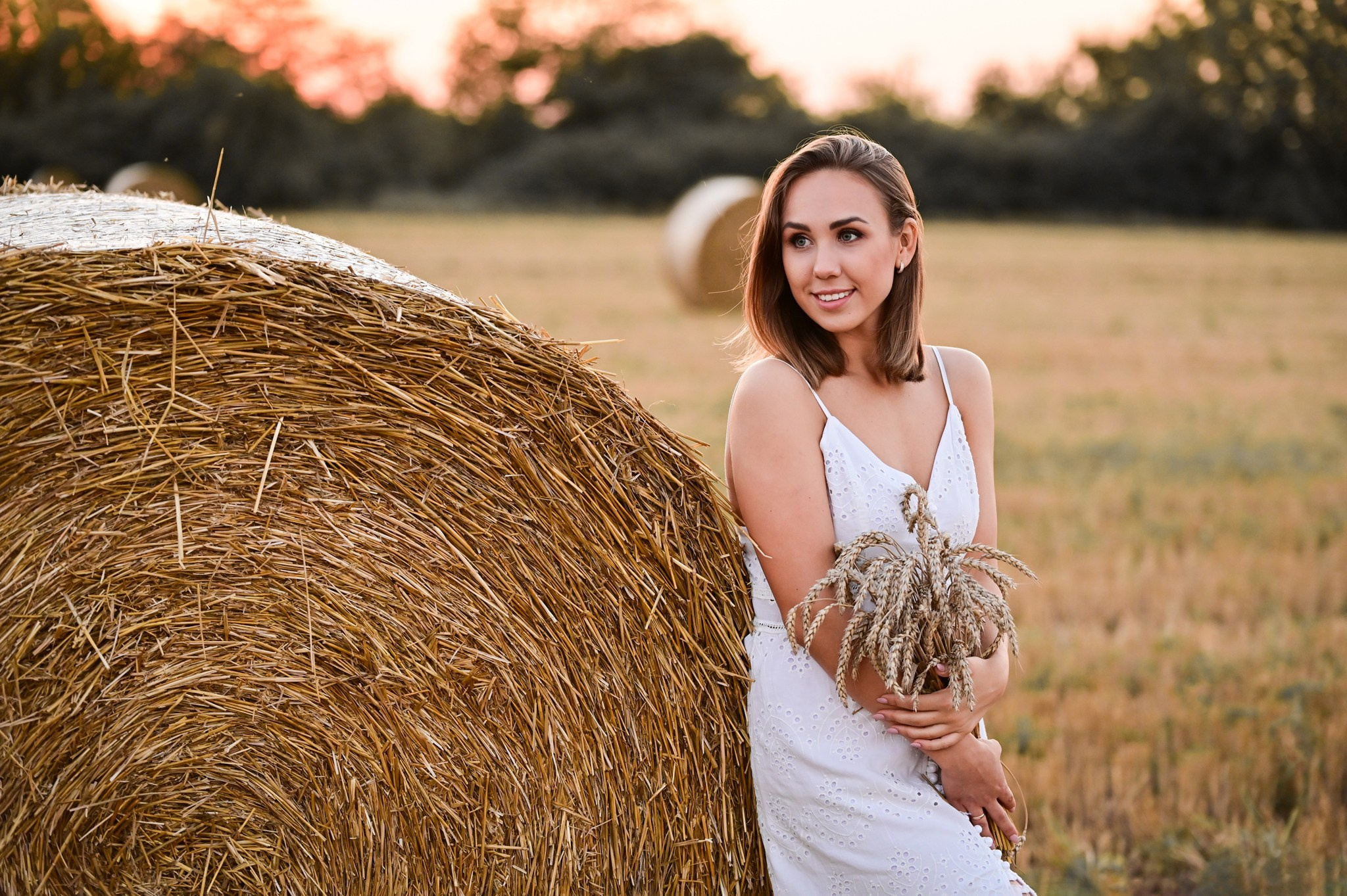 Фотопортрет девушки на фоне стога в Краснодаре