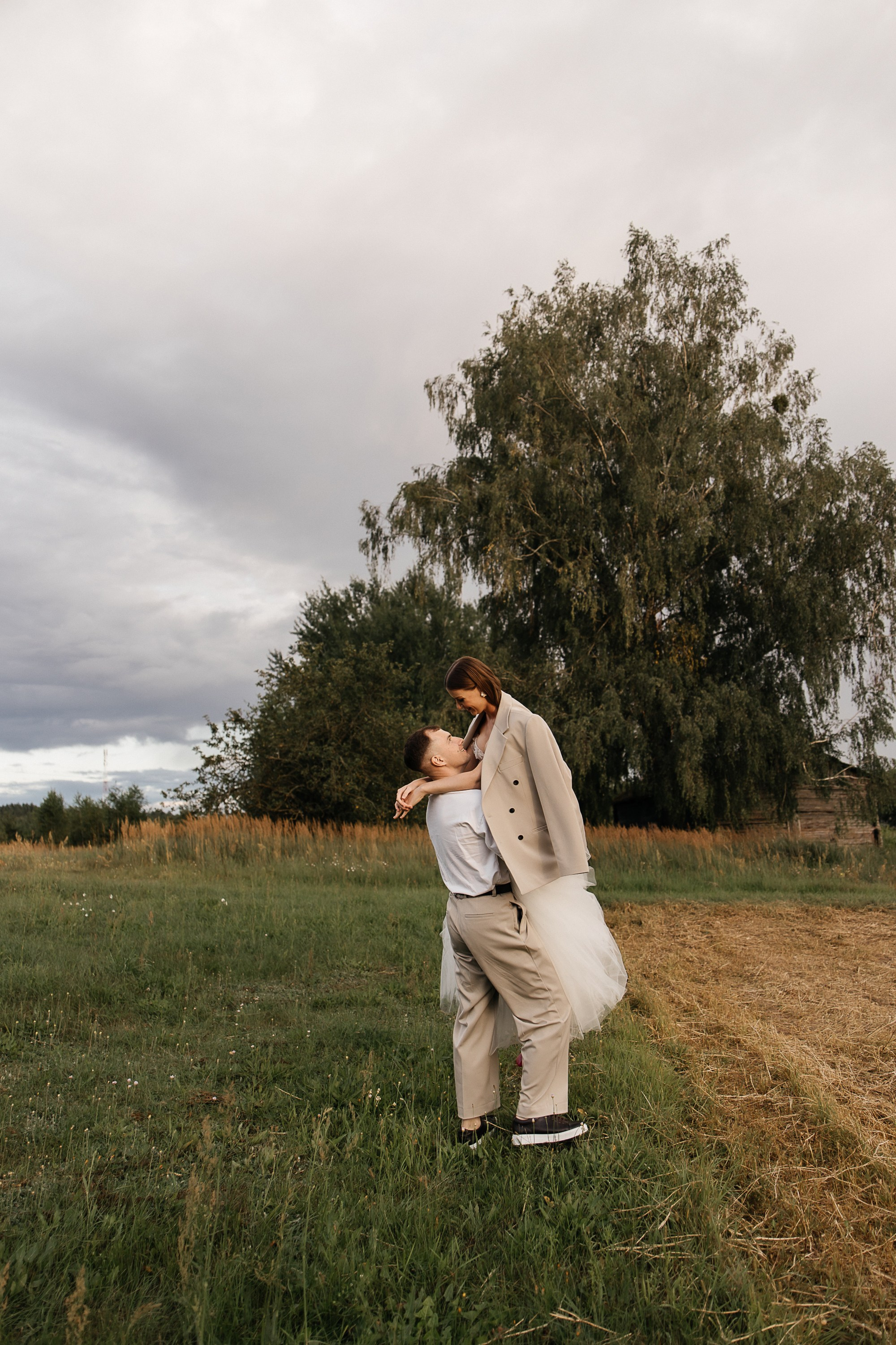 Свадьбная фотосессия в деревенской атмосфере. Свадебный и семейный фотограф Виолетта Сидельникова. Краснодар, Россия, Беларусь, Европа