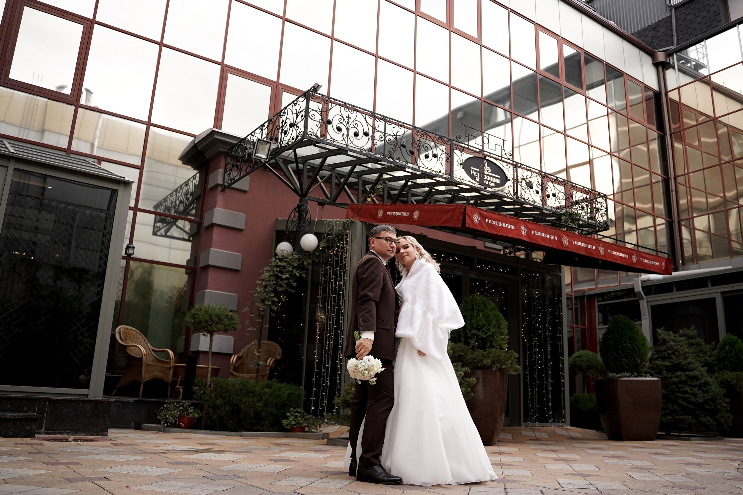 Свадебная фотосессия «4 часа». Отель Резиденция в Ростове-на-Дону. Кадры молодоженов на природе. Фотосессия банкета 1 час. Свадебный фотограф в Ростове-на-Дону. Таинство Крещения и Венчания, семейные фотосессии. Алёна Чёботова