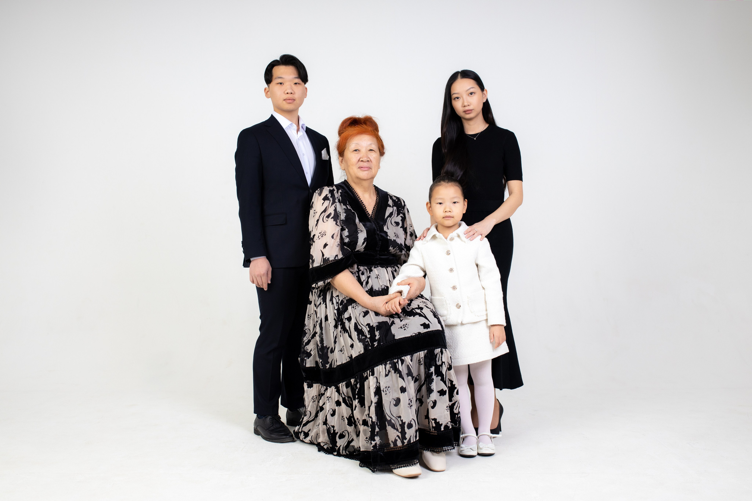 Семейная фотосессия на циклораме с импульсным светом. Фотограф в Железнодорожном и Балашихе