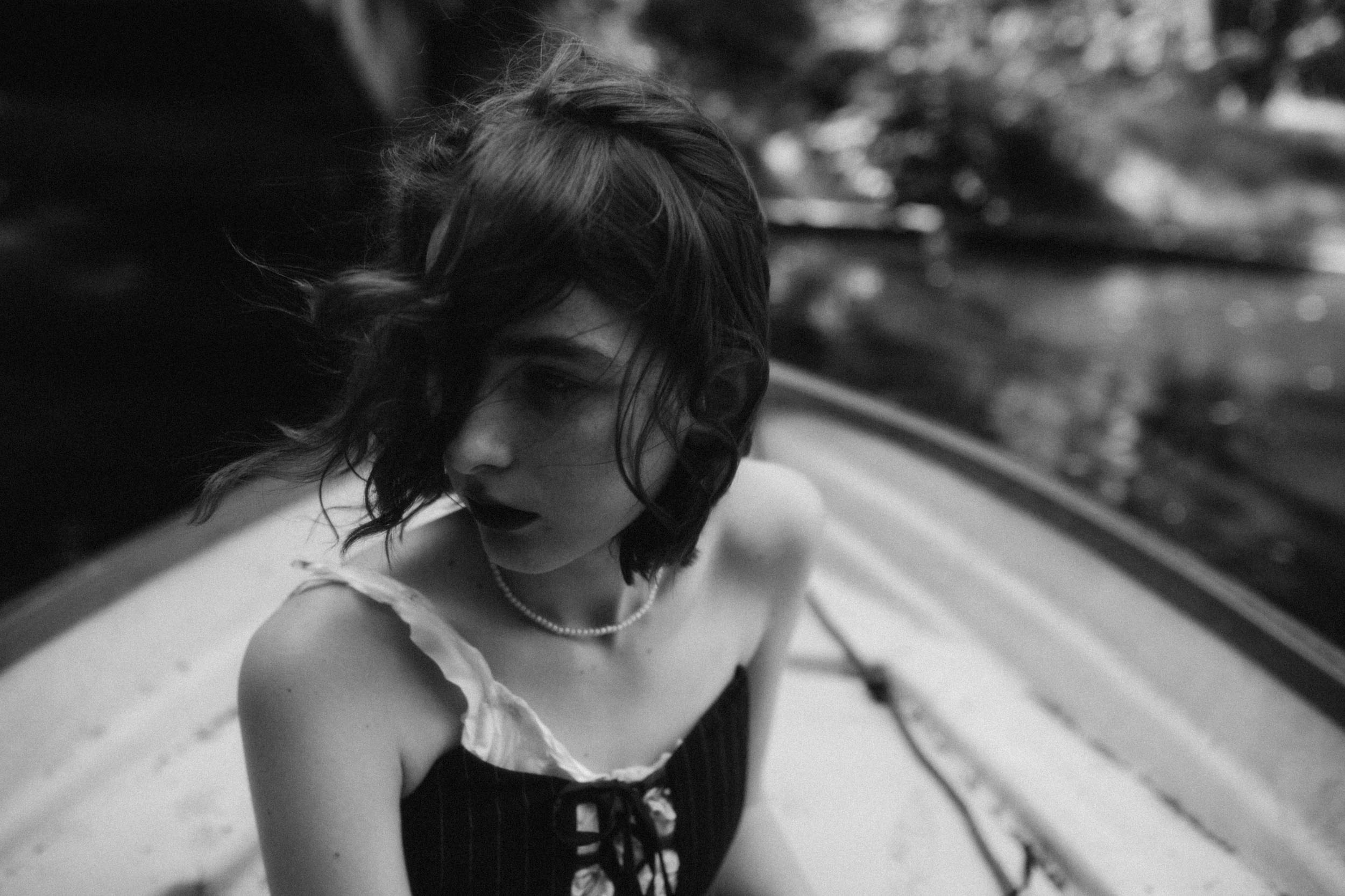 Молодая девушка в лодке