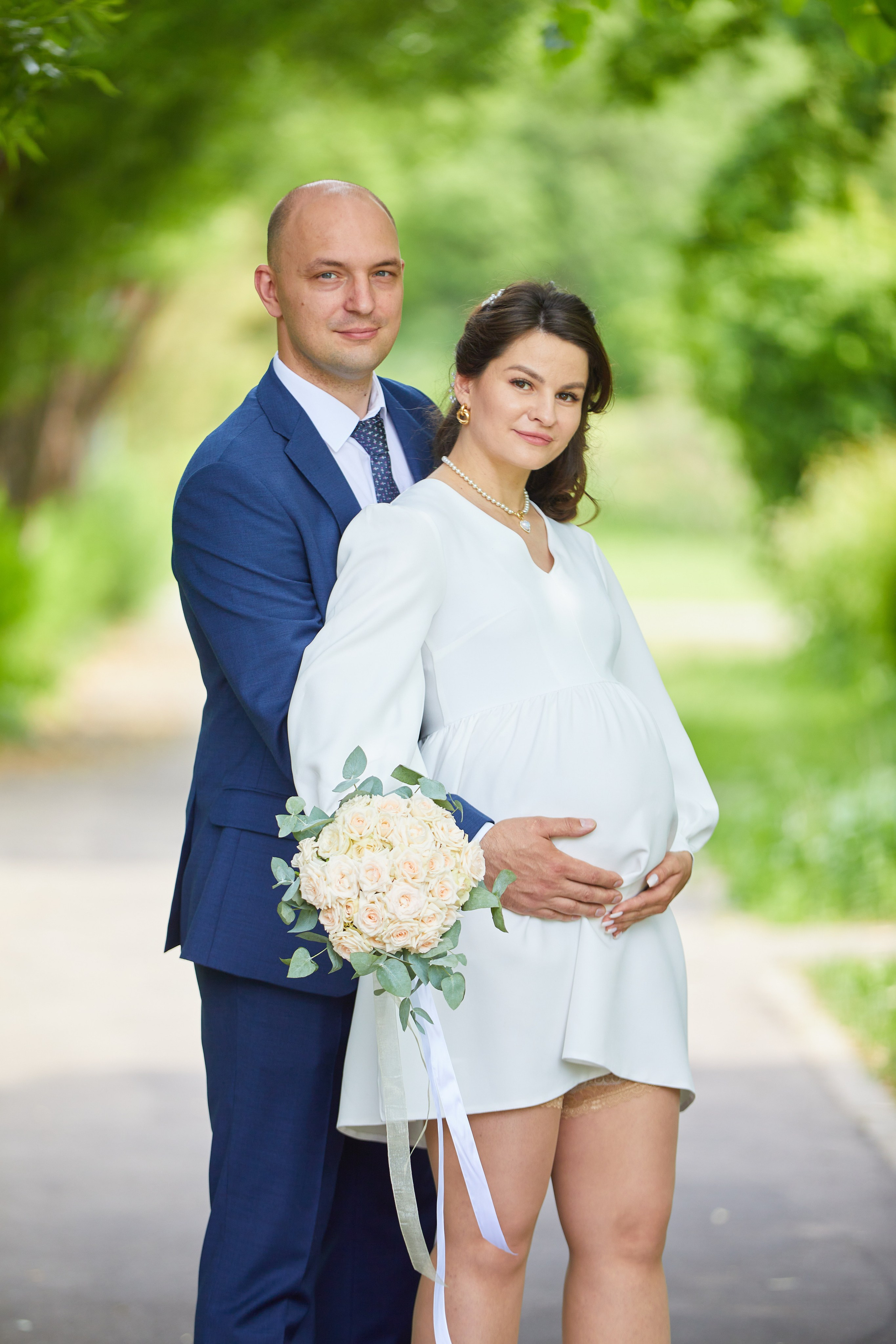 kogan.studio - невеста в положении, жених поддерживает ее за живот