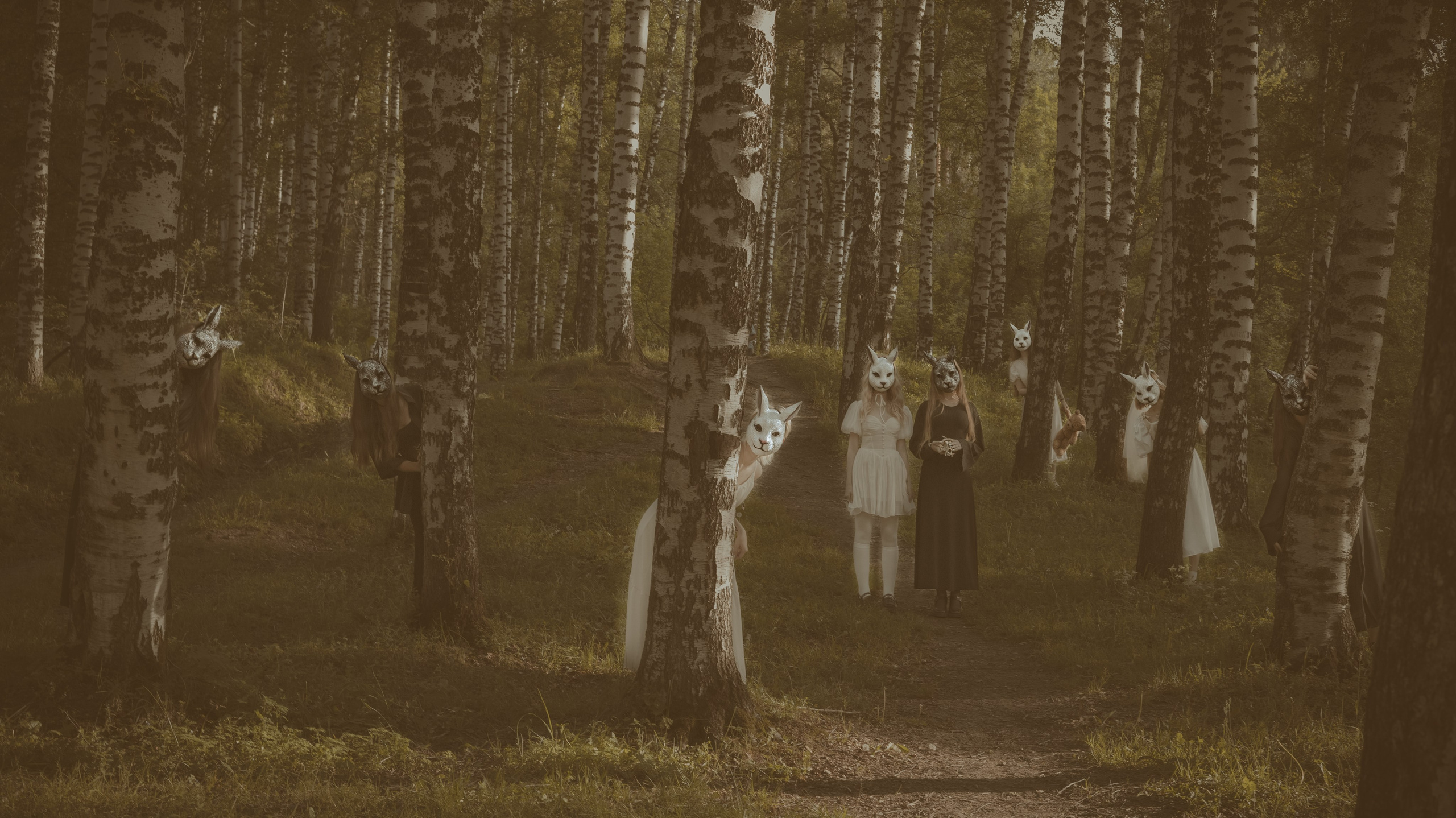 Фотосессия девушек в белых и чёрных платьях среди берёзового леса