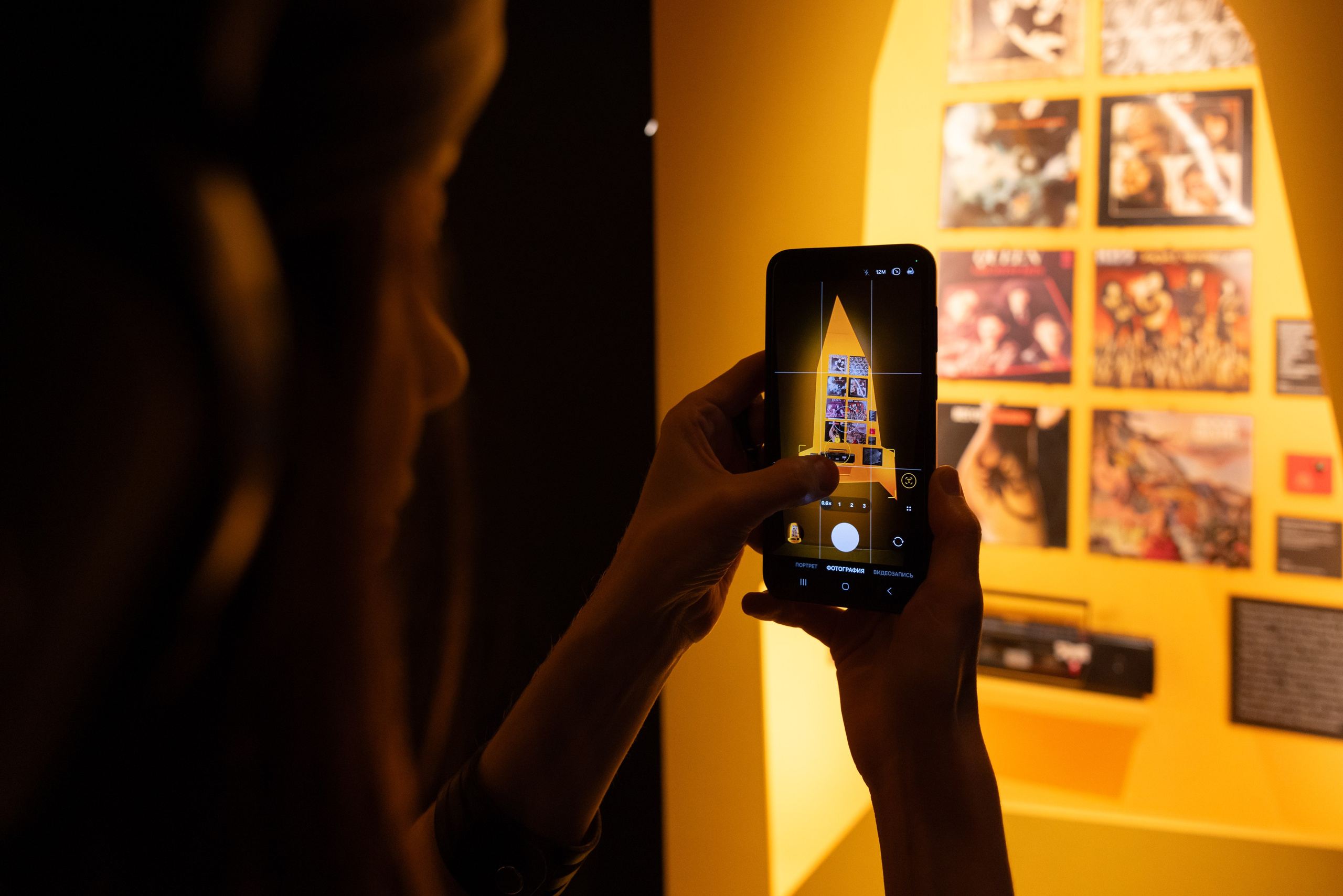 Выставка-байопик «Виктор Цой. Легенда» (10 октября 2025). Репортажный фотограф Алексей Пирязев