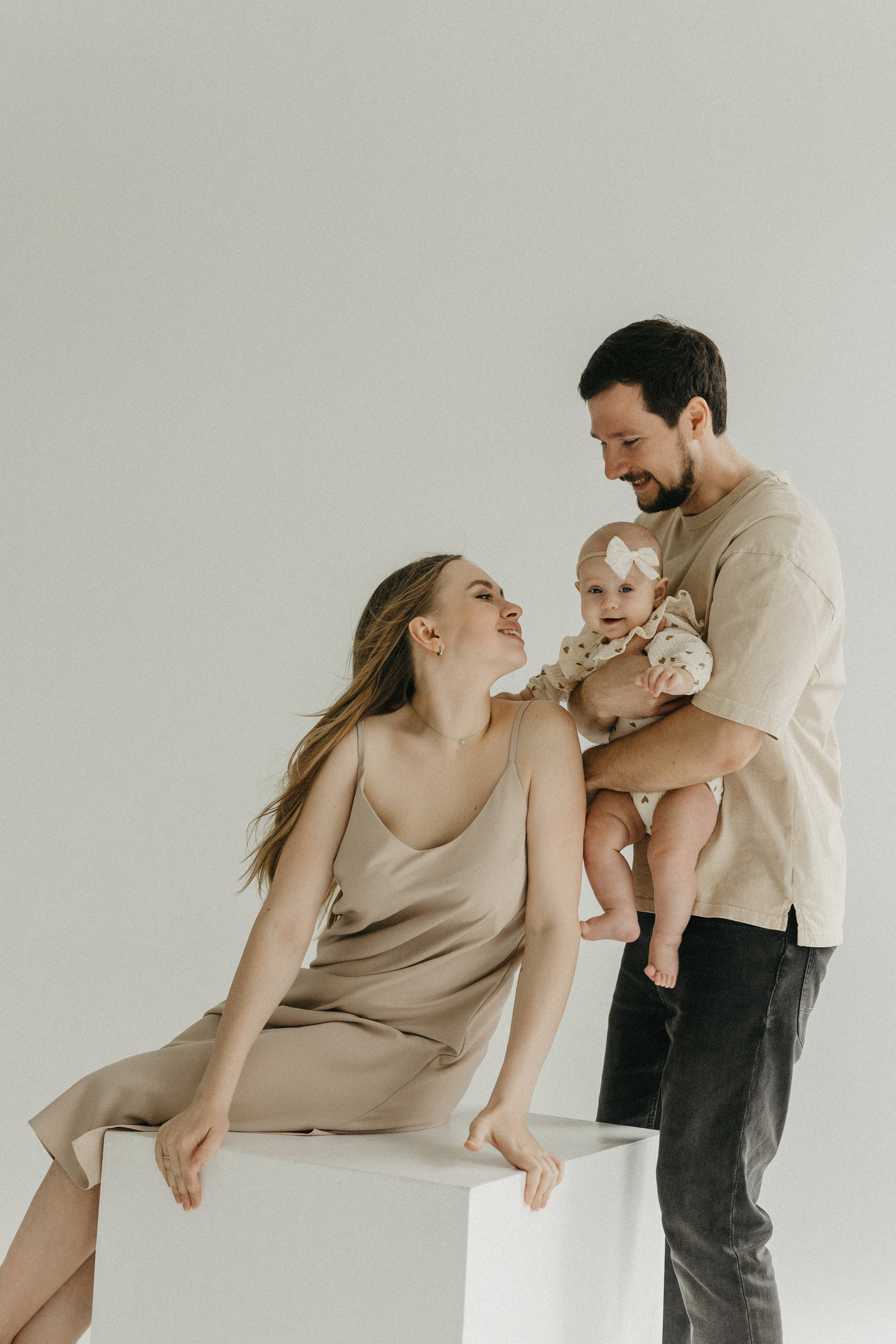 Семья Насти и Саши с маленькой булочкой Дашей. Семейный фотограф в г. Ростову-на-Дону Козлова Евгения