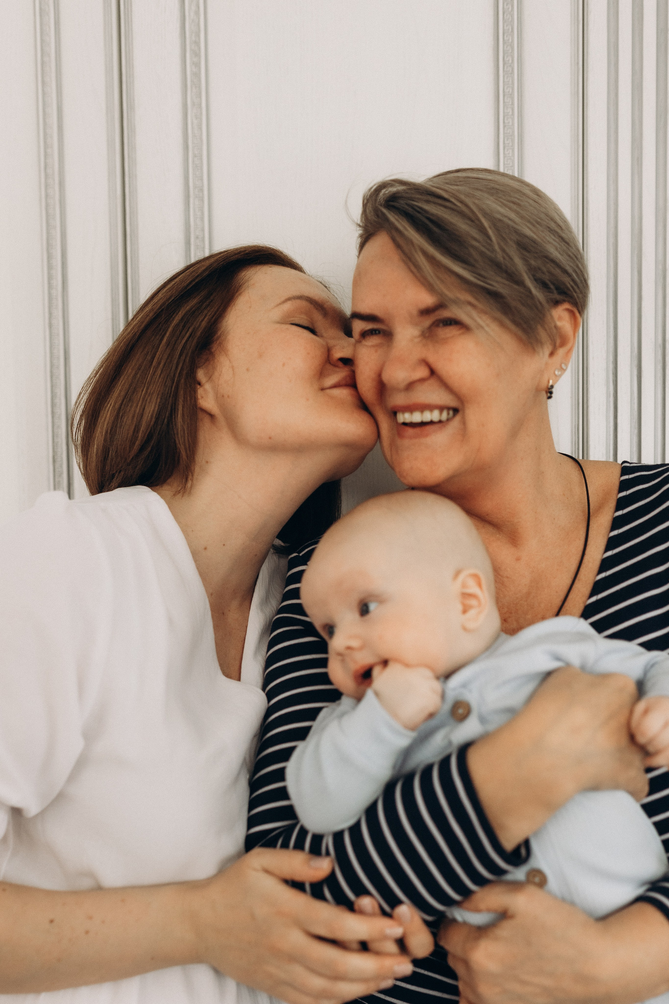 Александр Сергеевич с мамой и бабушкой 🤍. Фотограф Артем Бросов в Санкт-Петербурге и Дубае