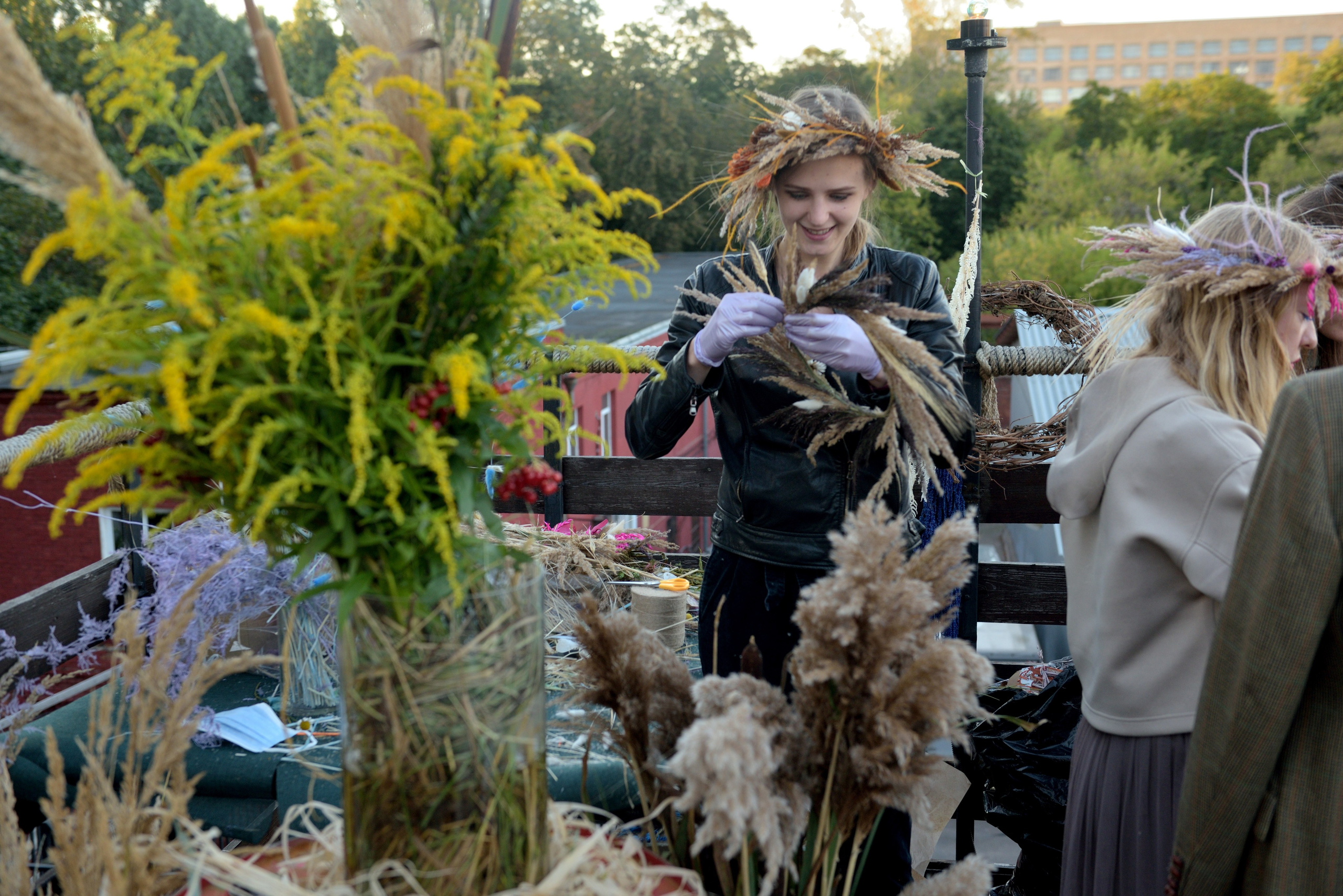 "Девушки делают венок на корпоративном мероприятии".