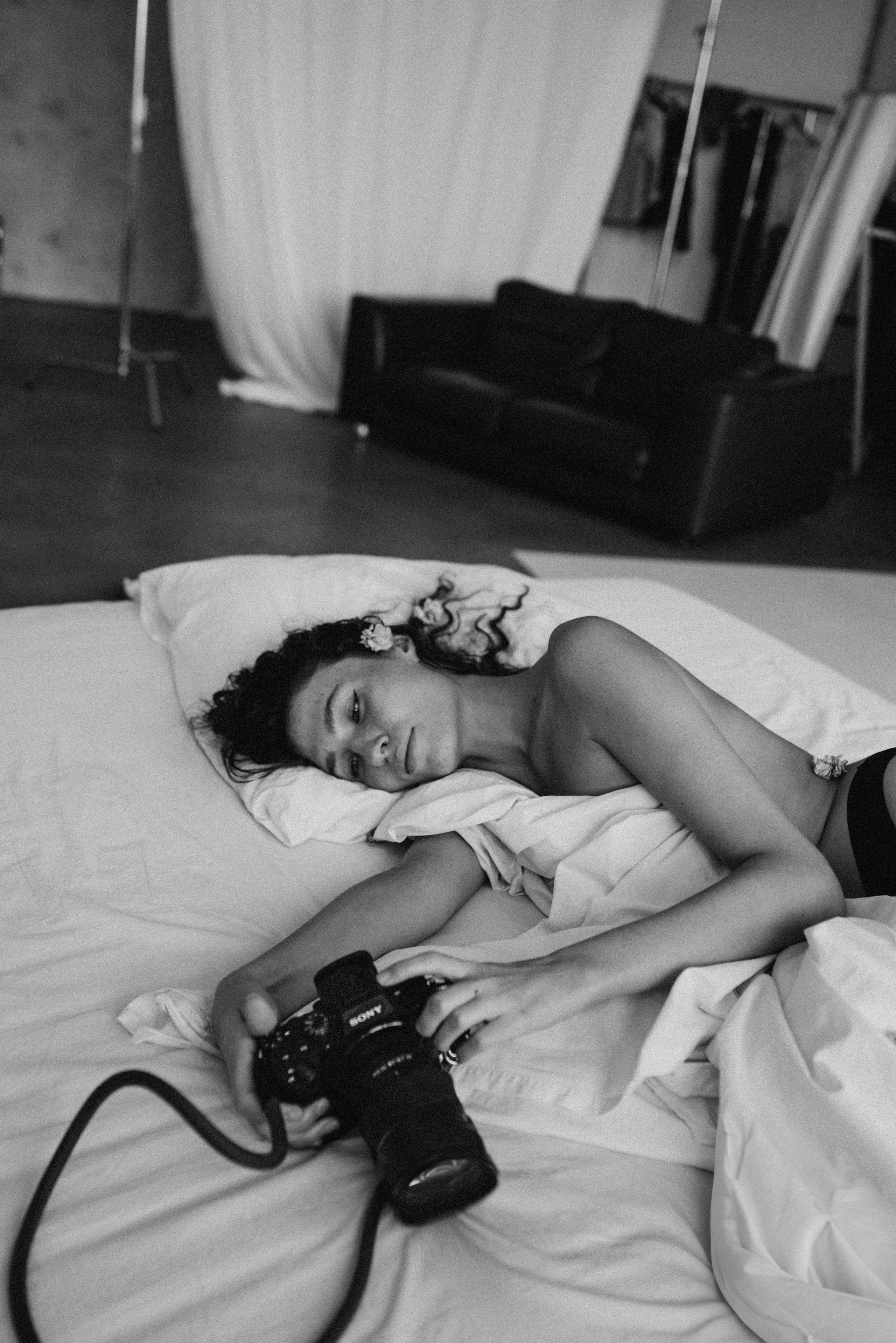 фотосессия в студии идеи для девушек москва — лежит на матрасе с фотоаппаратом