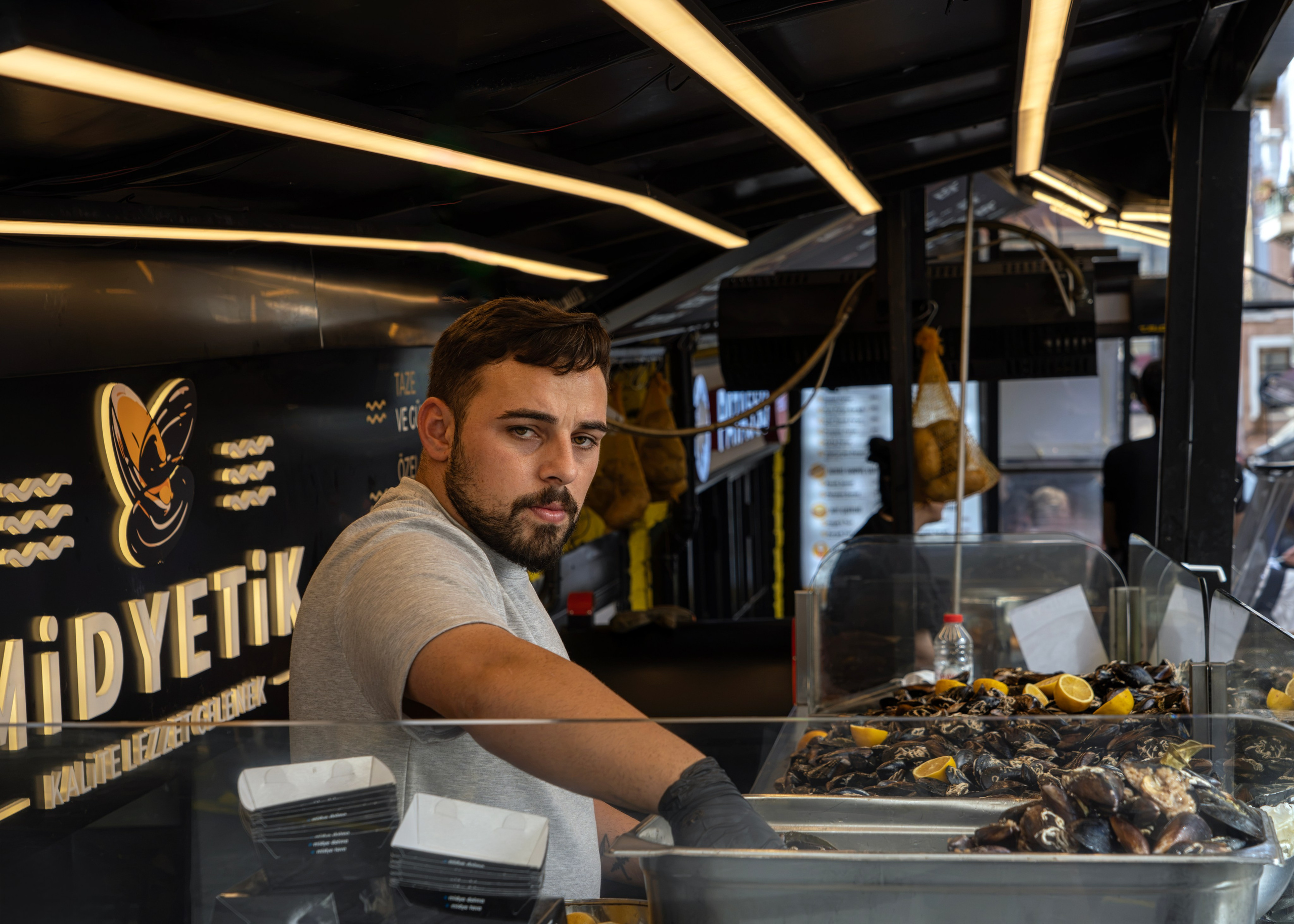 Mussel vendor at the Midyetik cafe in Kadıköy, Istanbul, street photography.