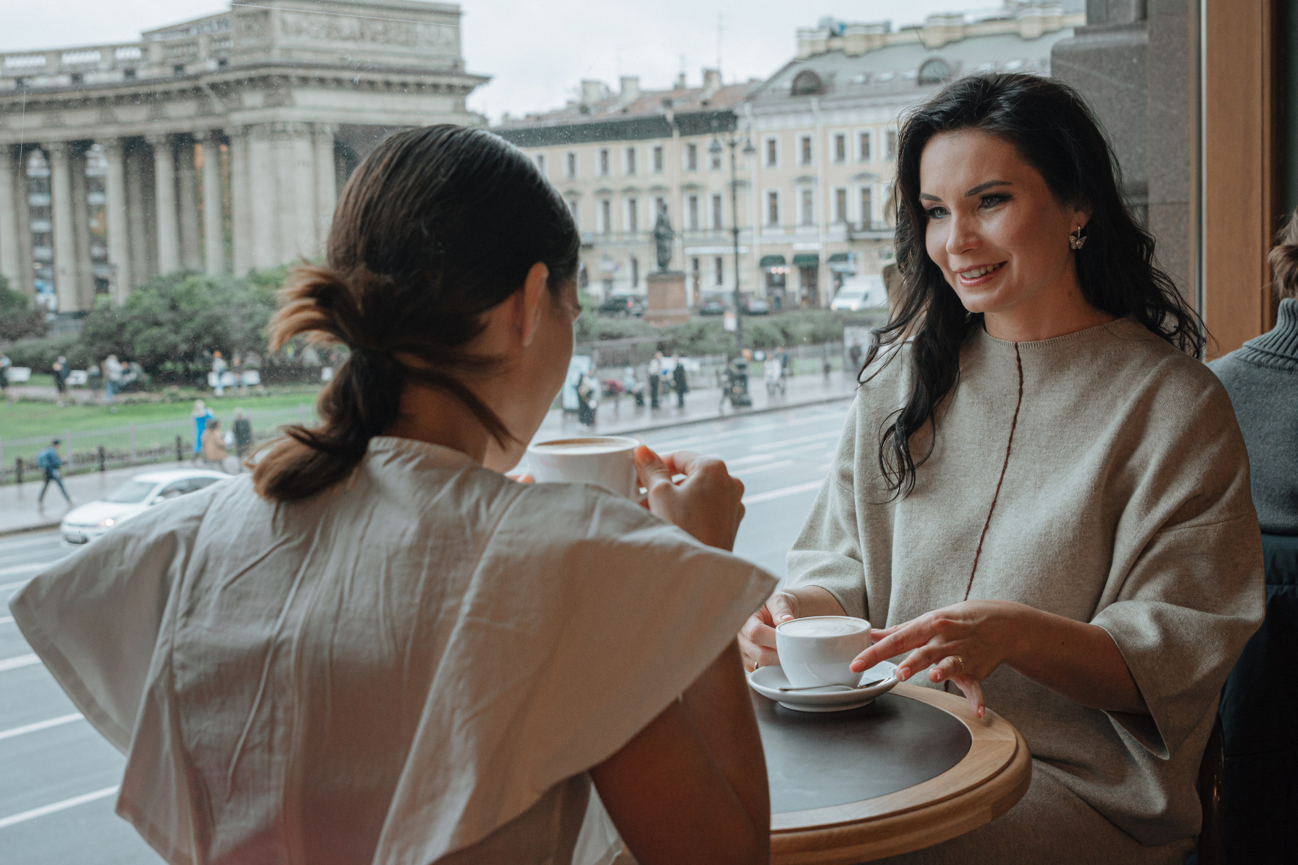 Эта фотосессия запечатлевает радостную встречу девушки с ее давней подругой. Обе они счастливы и улыбаются, наслаждаясь прекрасной осенней погодой и компанией друг друга.