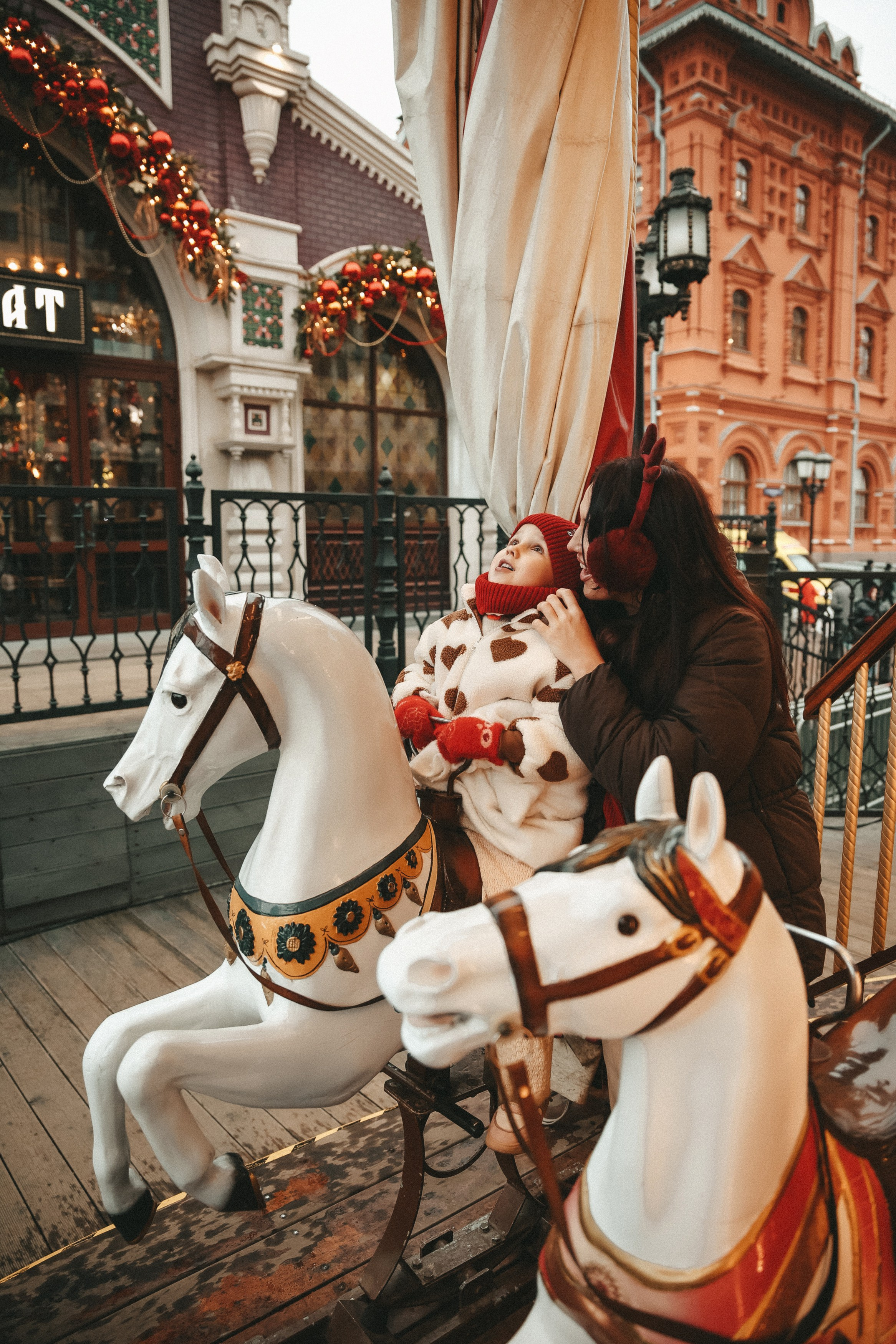 Новогодняя фотосессия на Гум ярмарка мама и дочка. Фотограф Владимир Москва