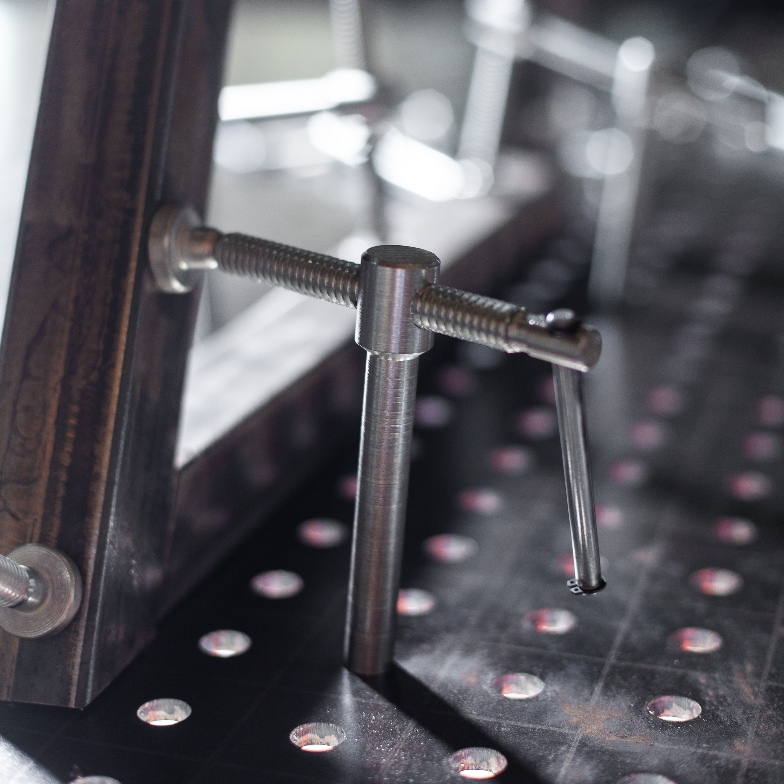 струбцина для работы с металлом крупный план инструмент