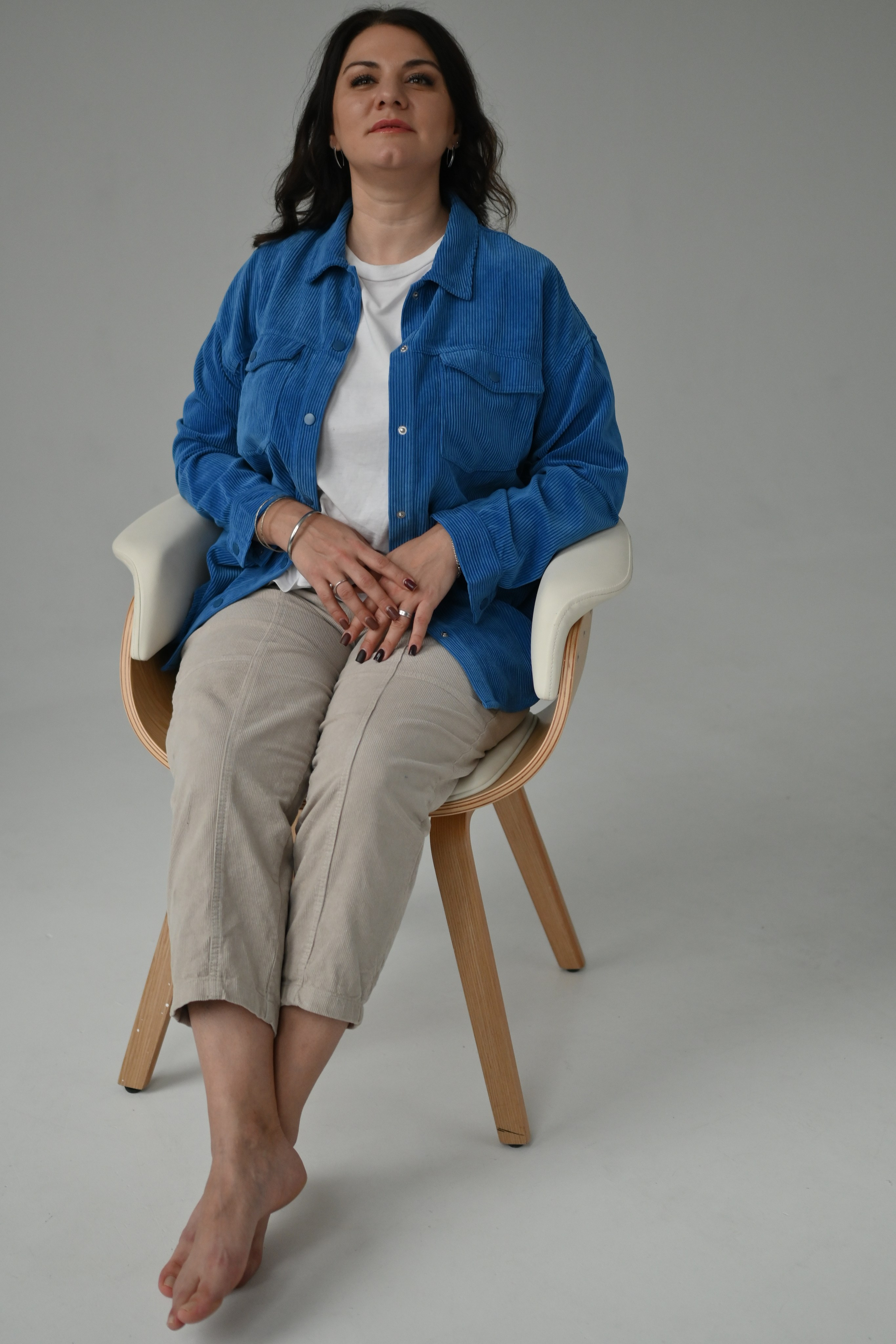 Сидя, общий план, диагонали, углы, естественный свет