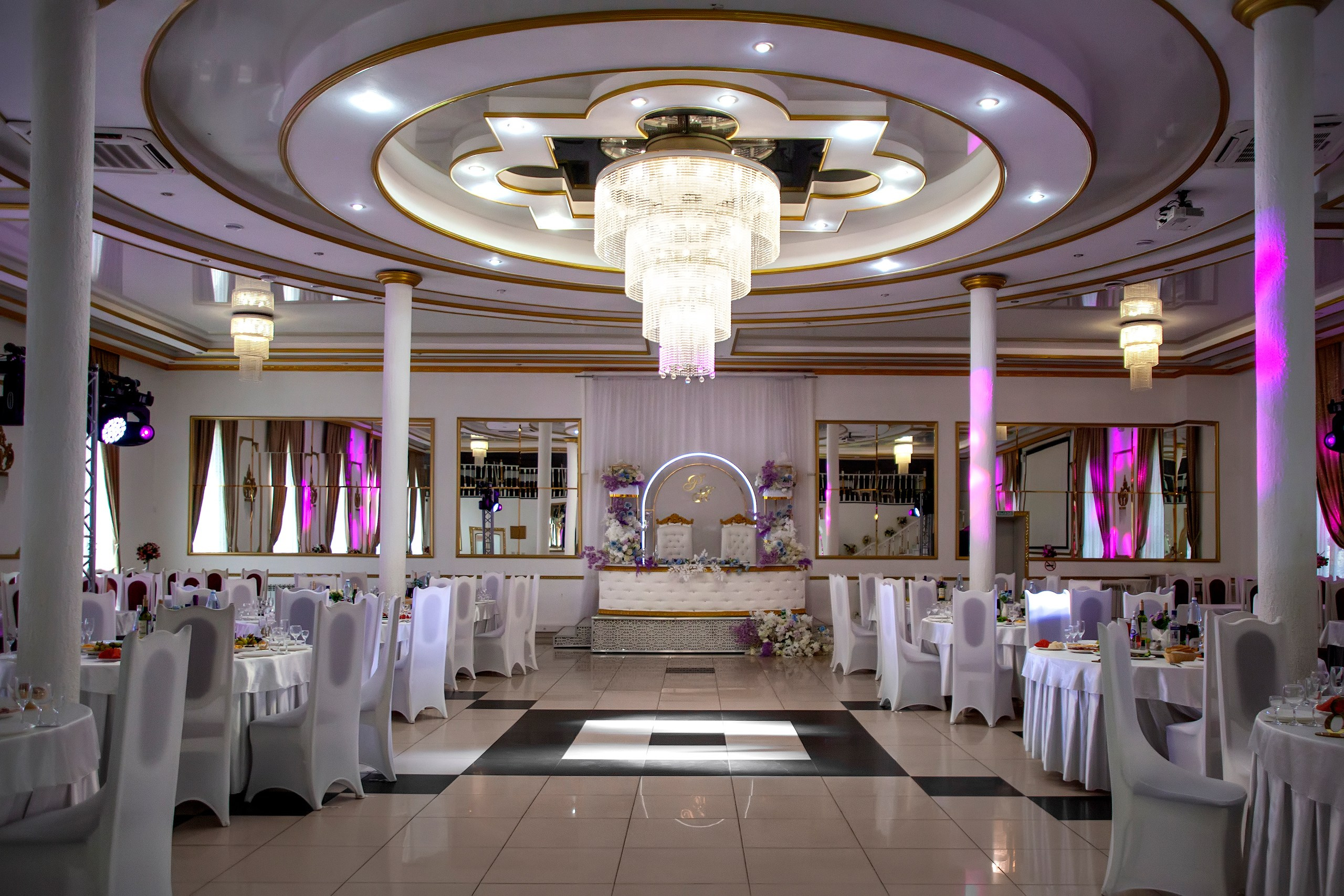 Внутренний интерьер ресторана Золотой Дворец