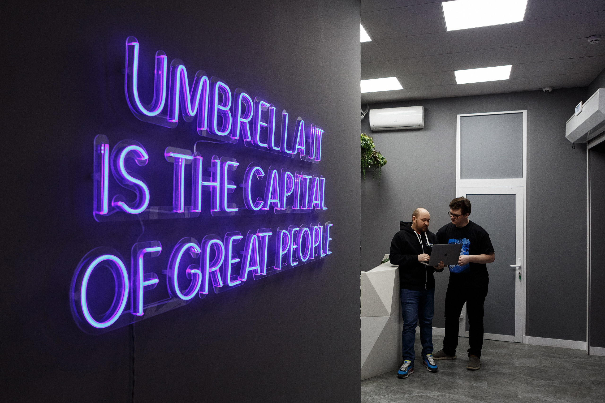 Фотосессия сотрудников и офиса для компании Амбрелла Таганрог. Свадебный и семейный фотограф в Таганроге Бакарюк Антон