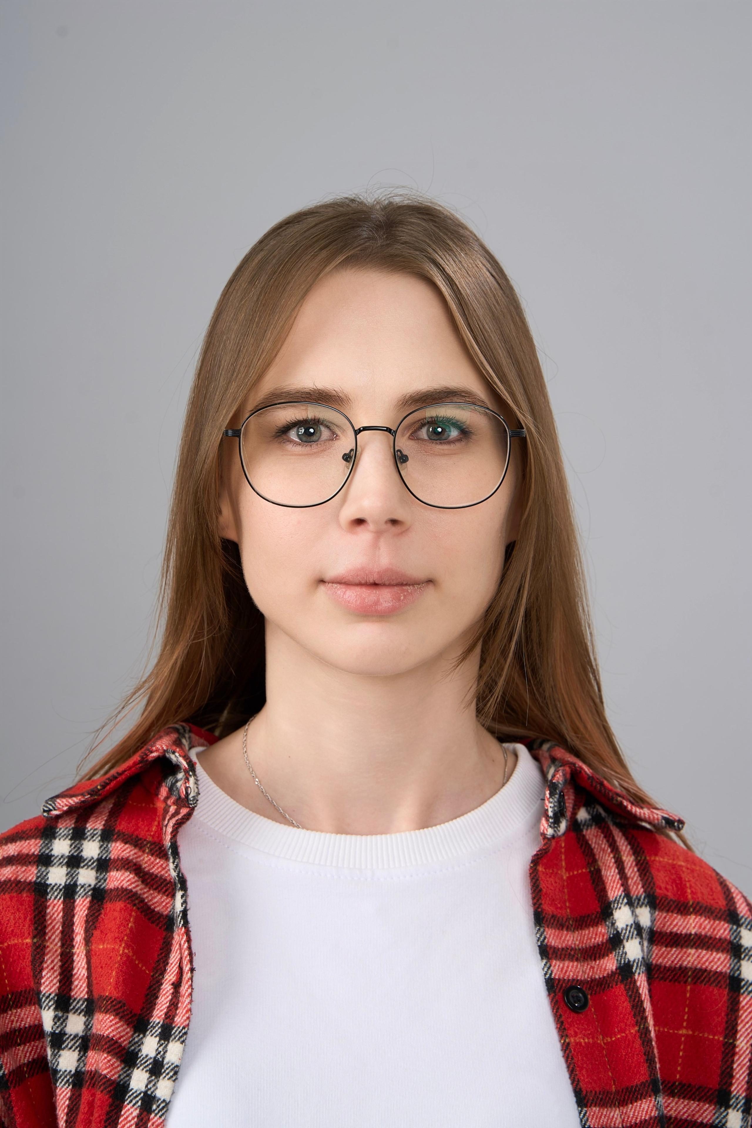 "Профессиональный портрет мужчины в студии""Женский портрет с естественным освещением""Крупный план портрета улыбающейся женщины""Портретная съемка в студии для делового портфолио"Для съемки сотрудников компании:"Группа сотрудников компании на корпоративной фотосессии""Портреты сотрудников офиса для корпоративного сайта""Фотосъемка команды компании в рабочей обстановке""Деловой портрет сотрудника для бизнес-профиля"