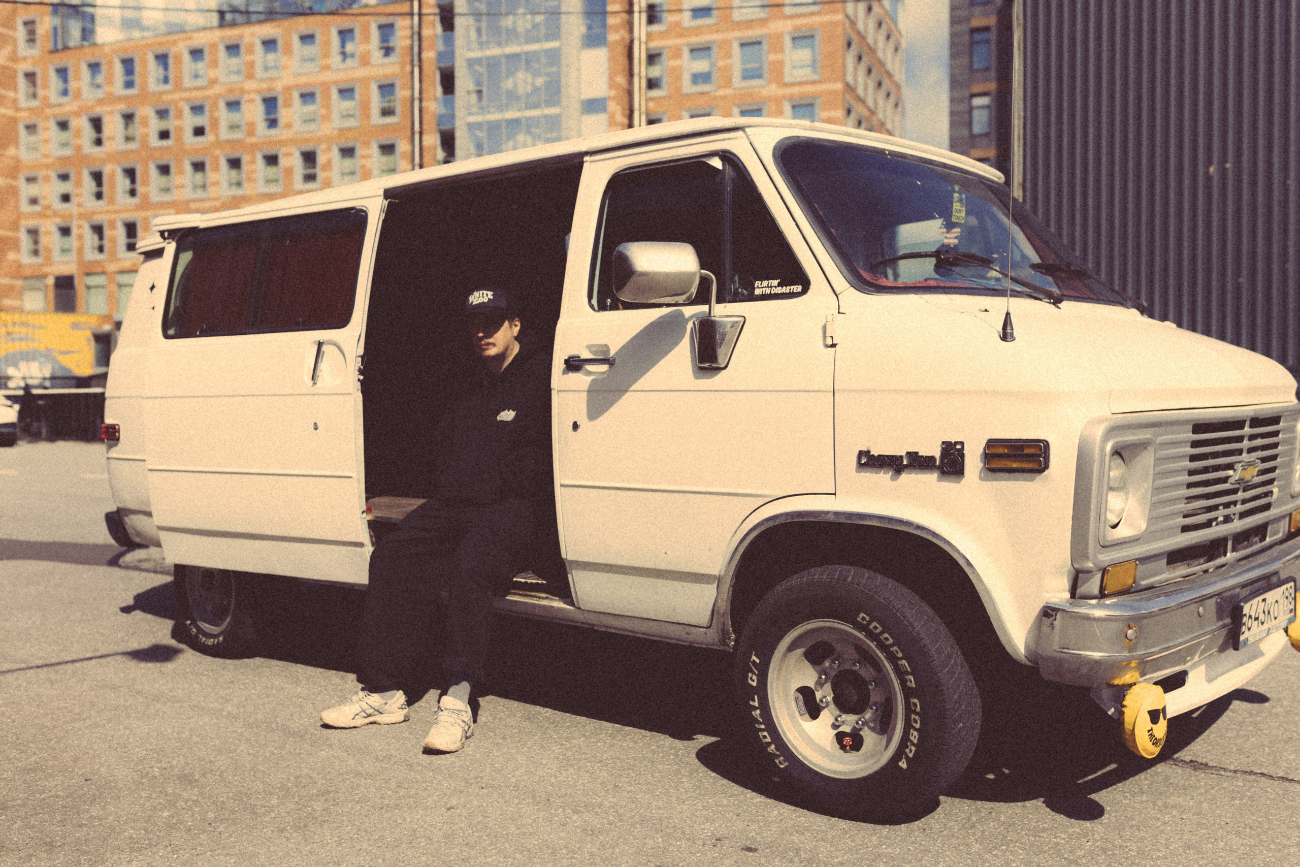 CARS and COFFE. Happiness is in the moments