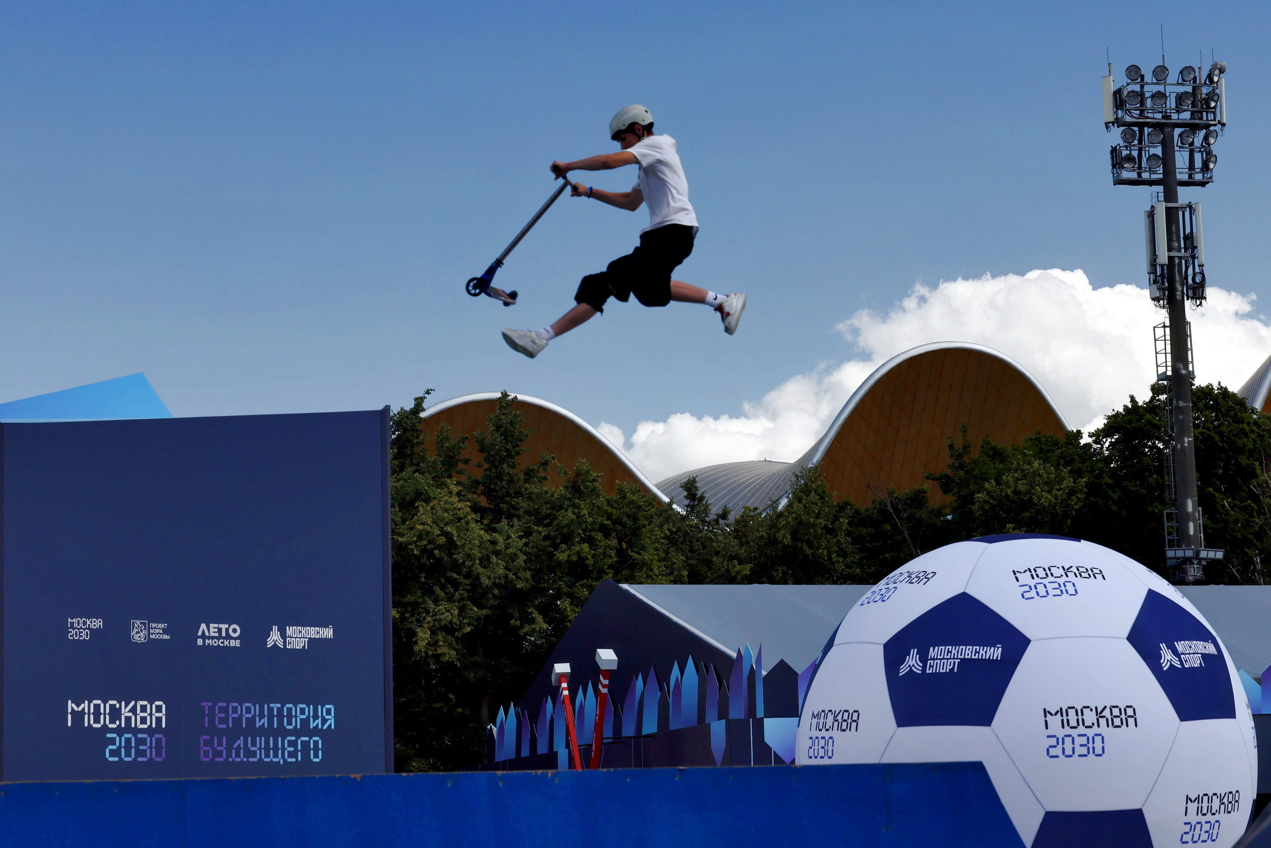 Трюковой самокат в скейт-парке Лужники