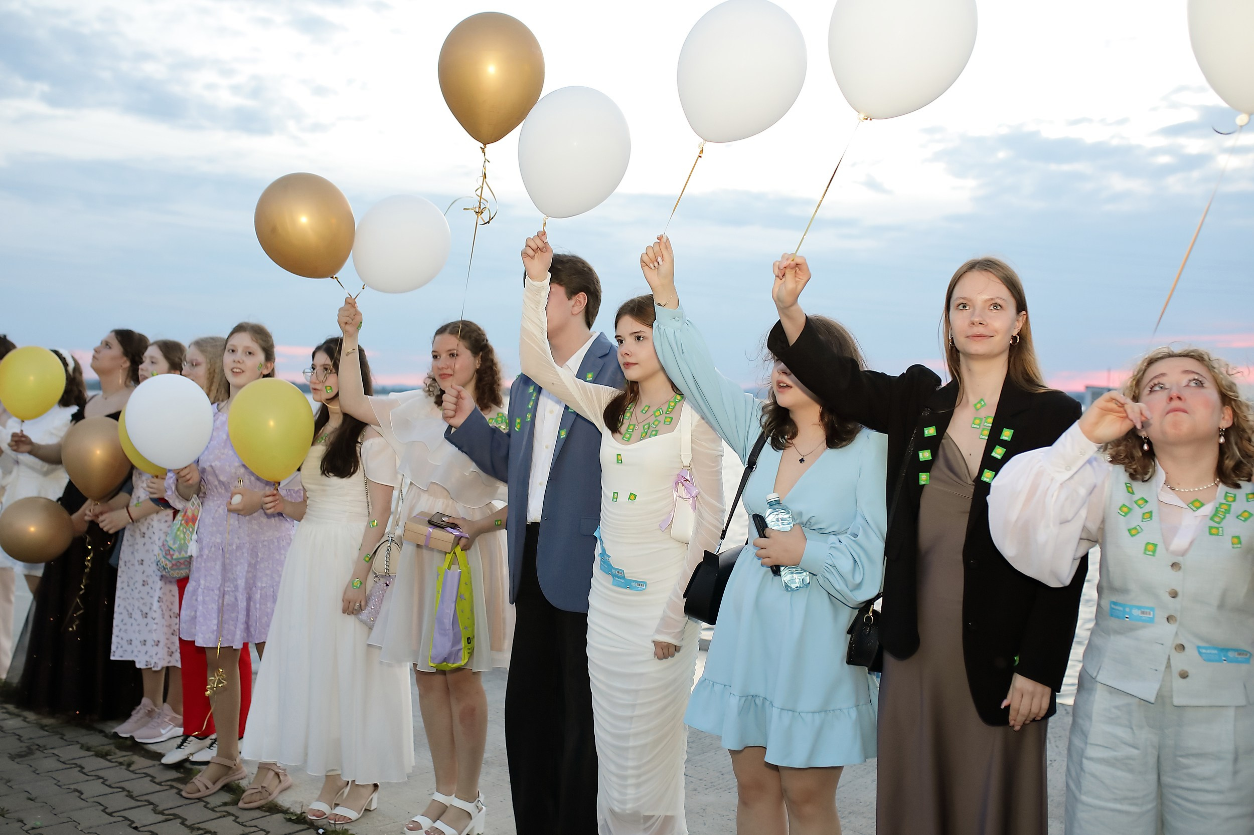 прощальное запускание воздушных шаров в небо на выпускном