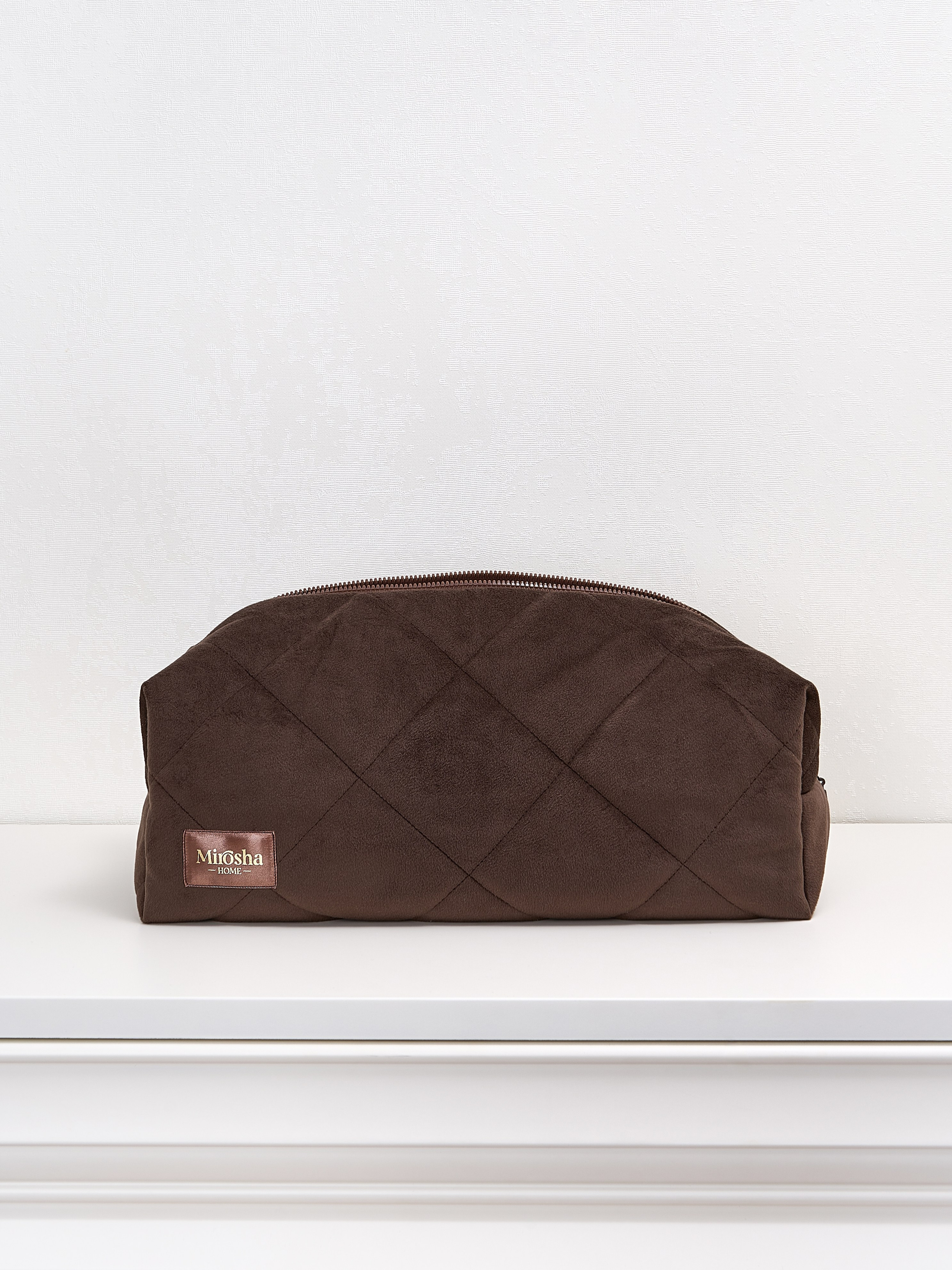 каталожное фото для маркетплейса органайзера для DYSON в шоколадном цвете на белом фоне