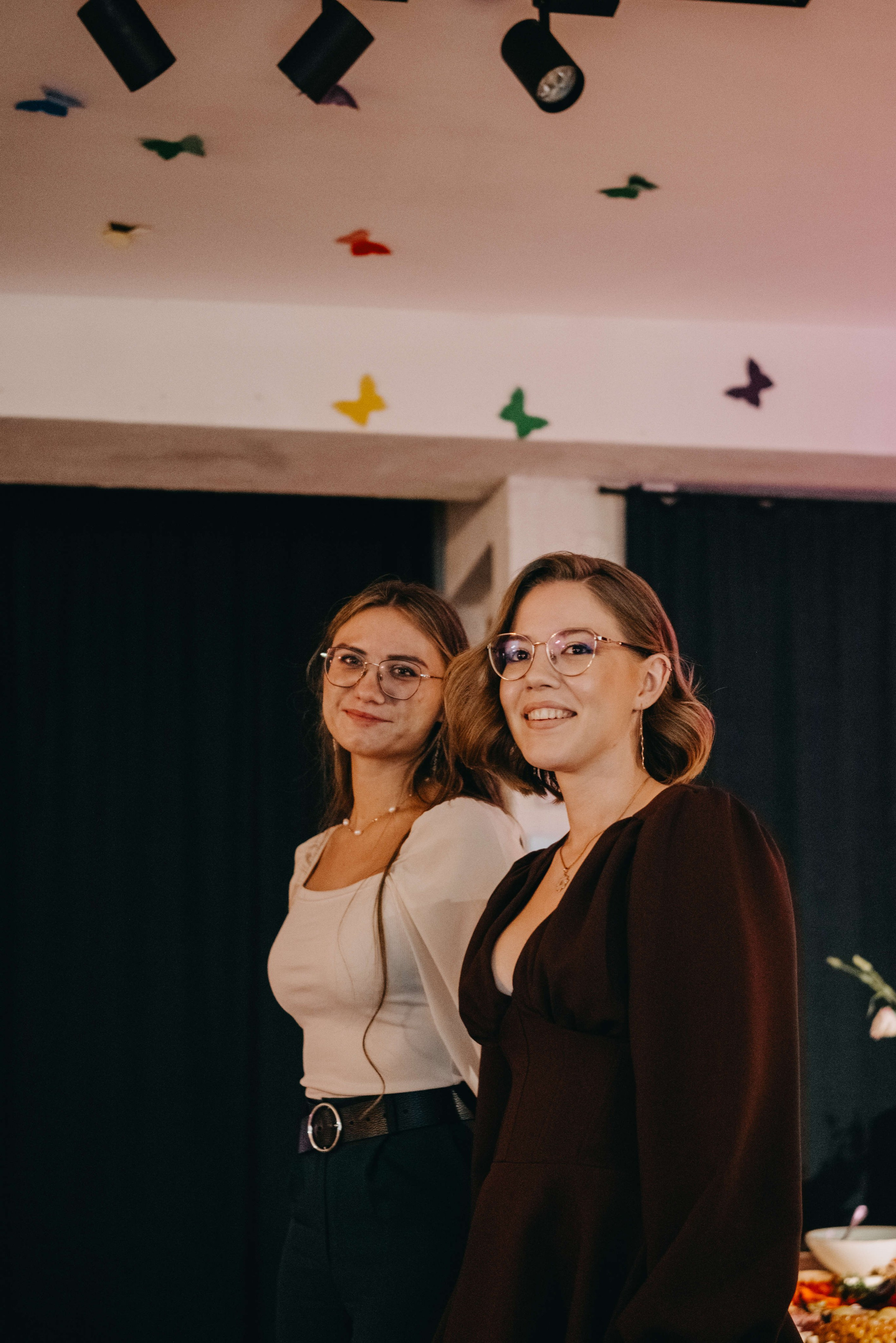 Годовщина свадьбы в кафе. Портретный и свадебный фотограф в Тбилиси • xeniqo