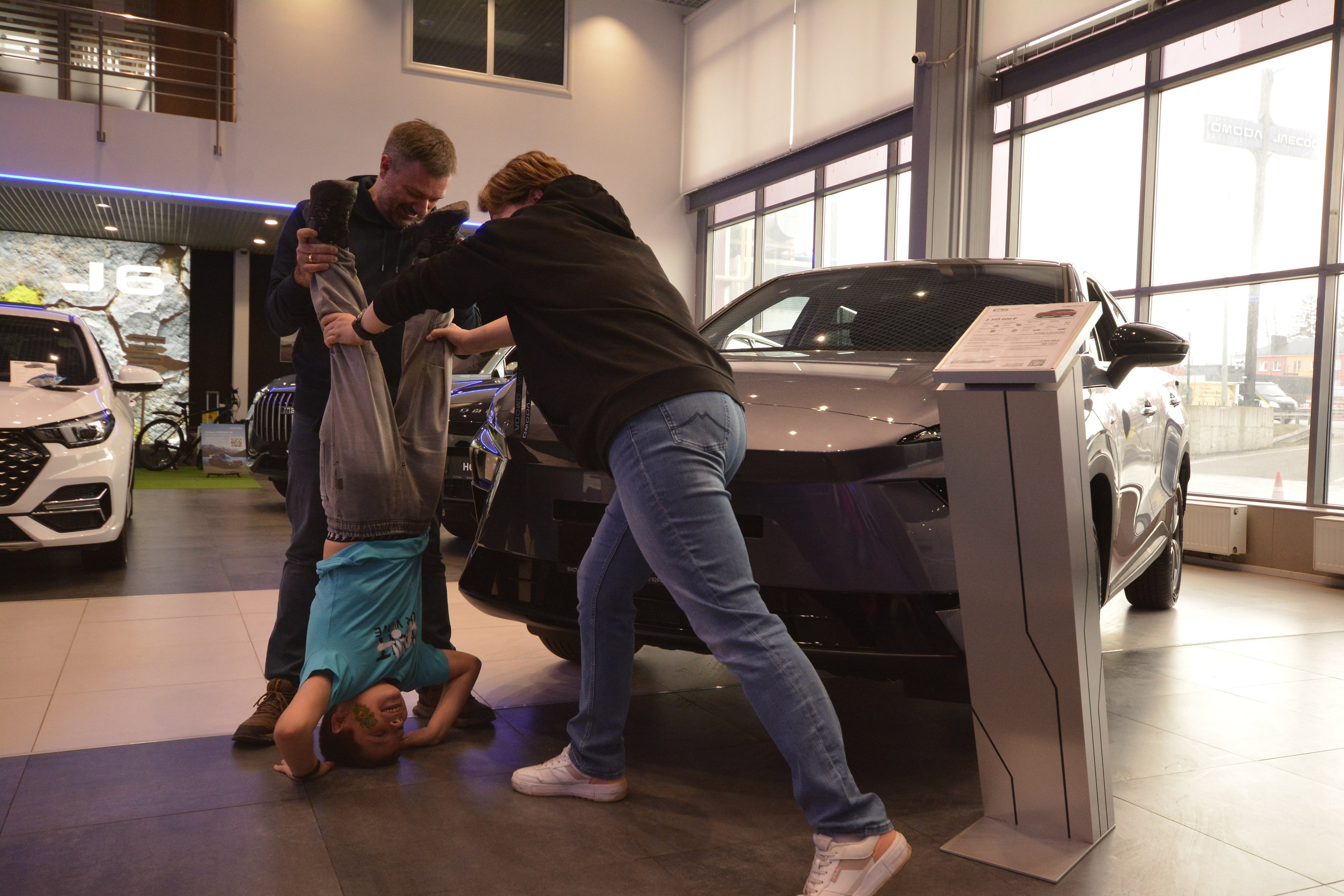 Презентация Omoda / Jaecoo. F/8 and be there — оказаться в нужном месте и поймать момент