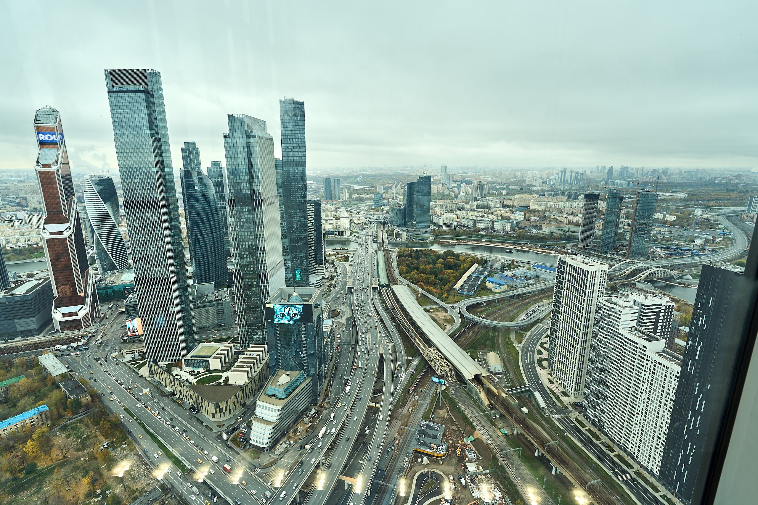 Архитектурное или интерьерное фото потрясающего вида из окна с 60 этажа небоскреба iCity: Москва-сити и огромный ЖК Хедлайнер выглядят очень маленькими и уютными