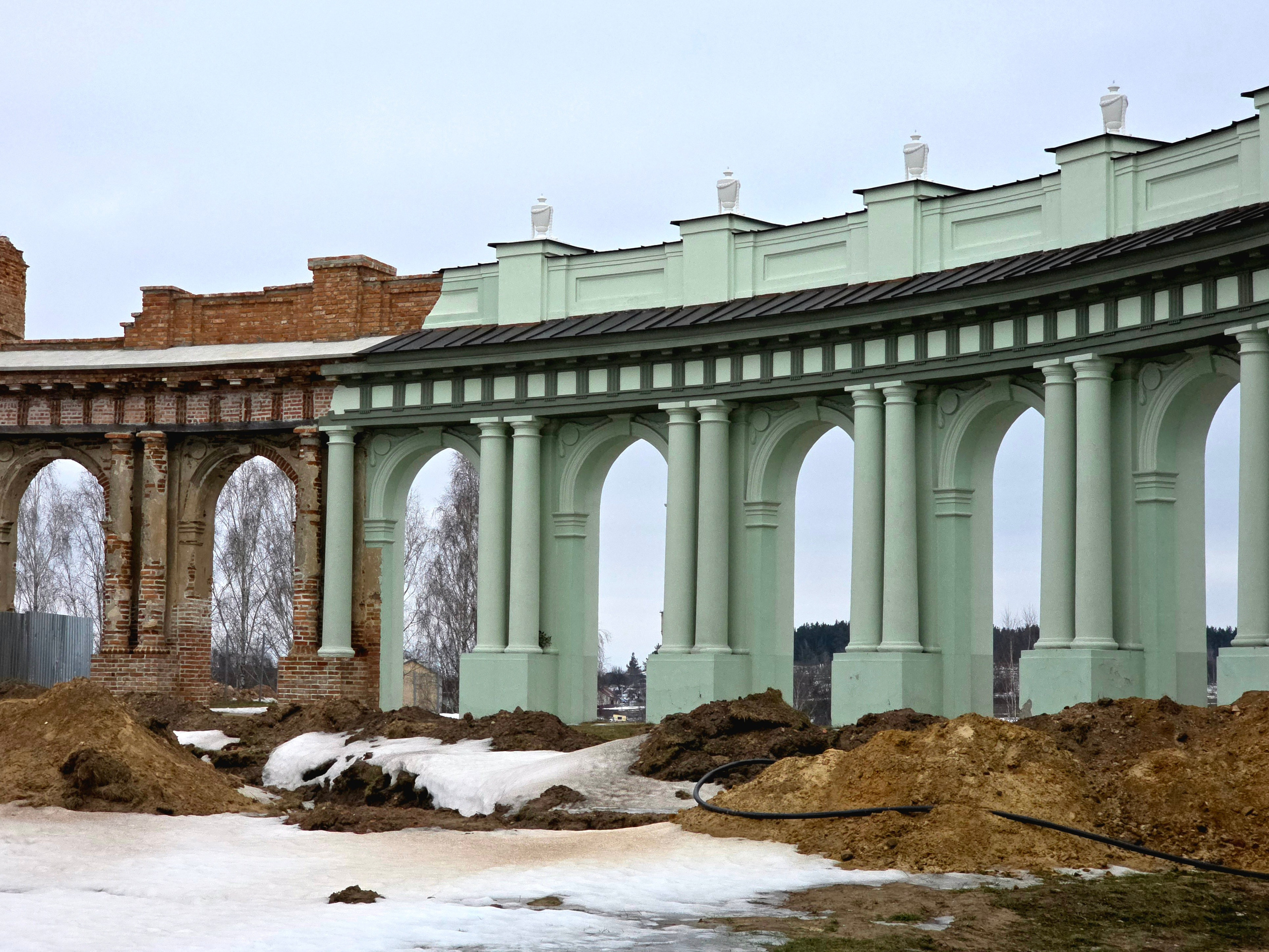 А аркада по прежнему выкрашена лишь наполовину