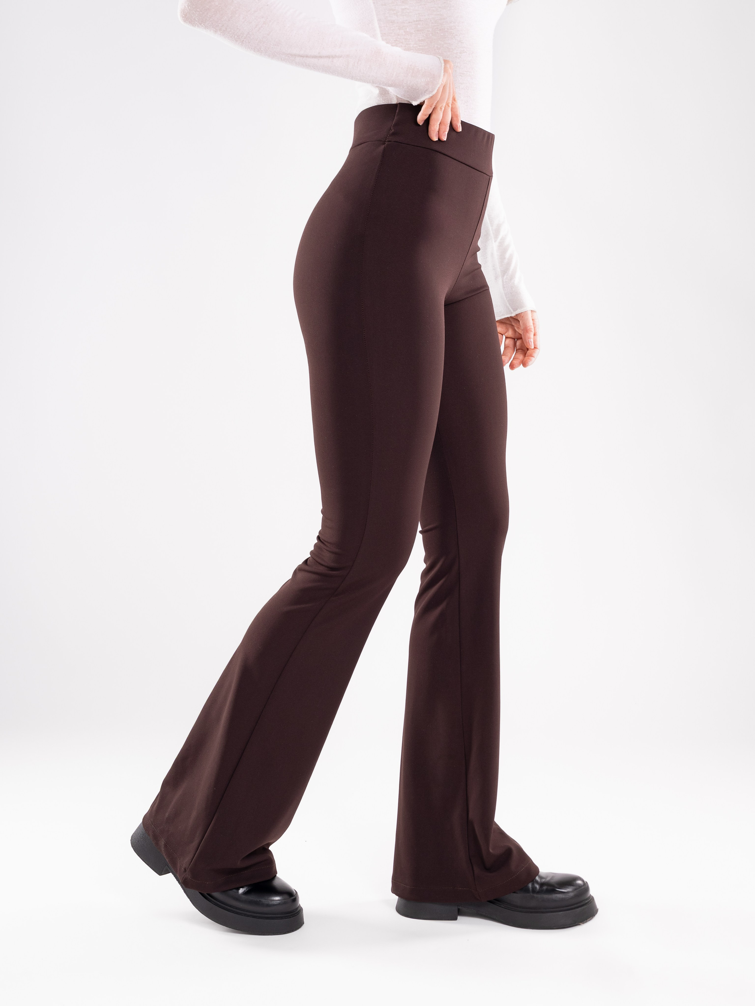 Брюки клёш. Предметный фотограф, фото для маркетплейсов Пятигорск, КМВ