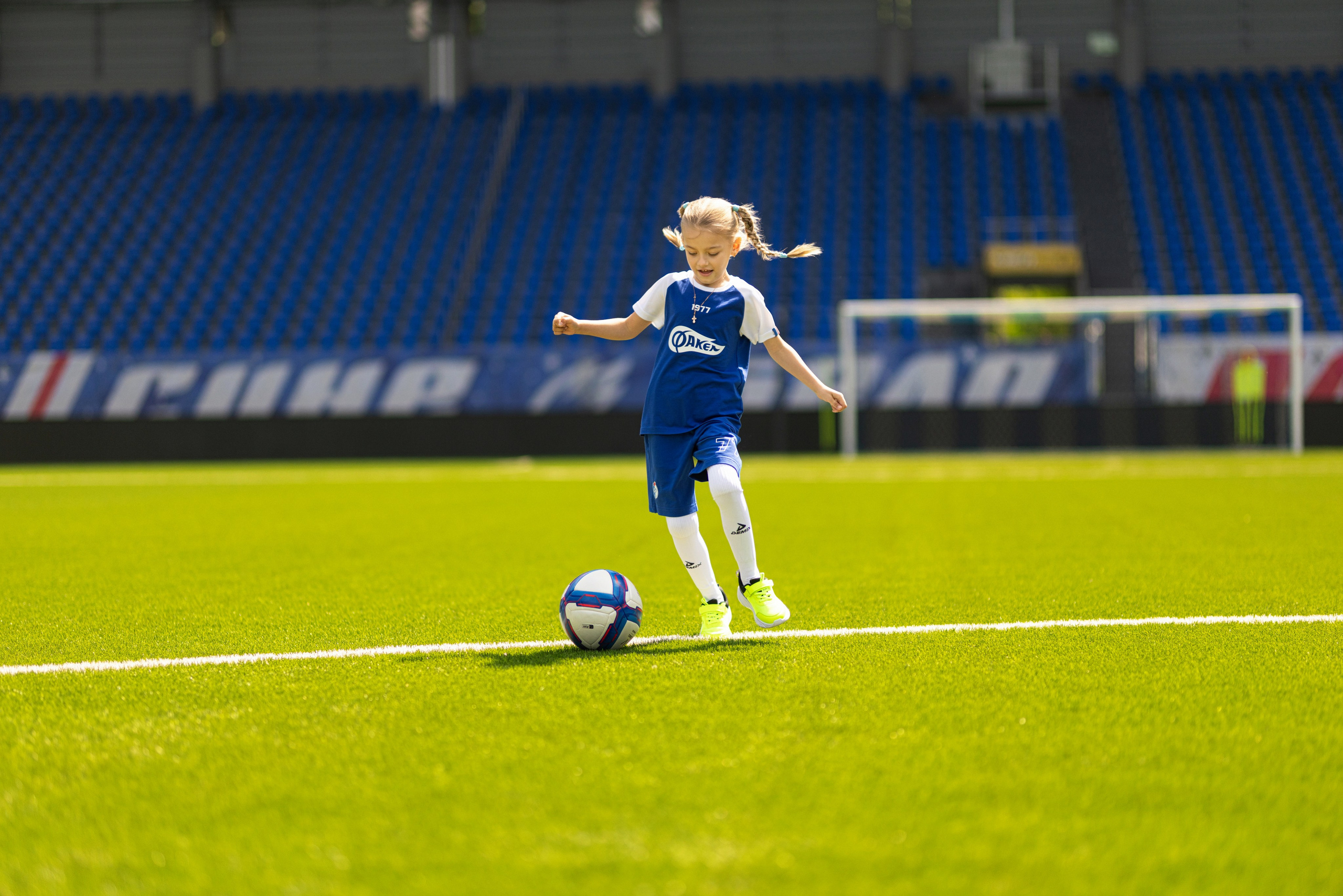 Детский портрет с Алисой на футбольном стадионе. Дмитрий Шульгин, портретный фотограф в Воронеже