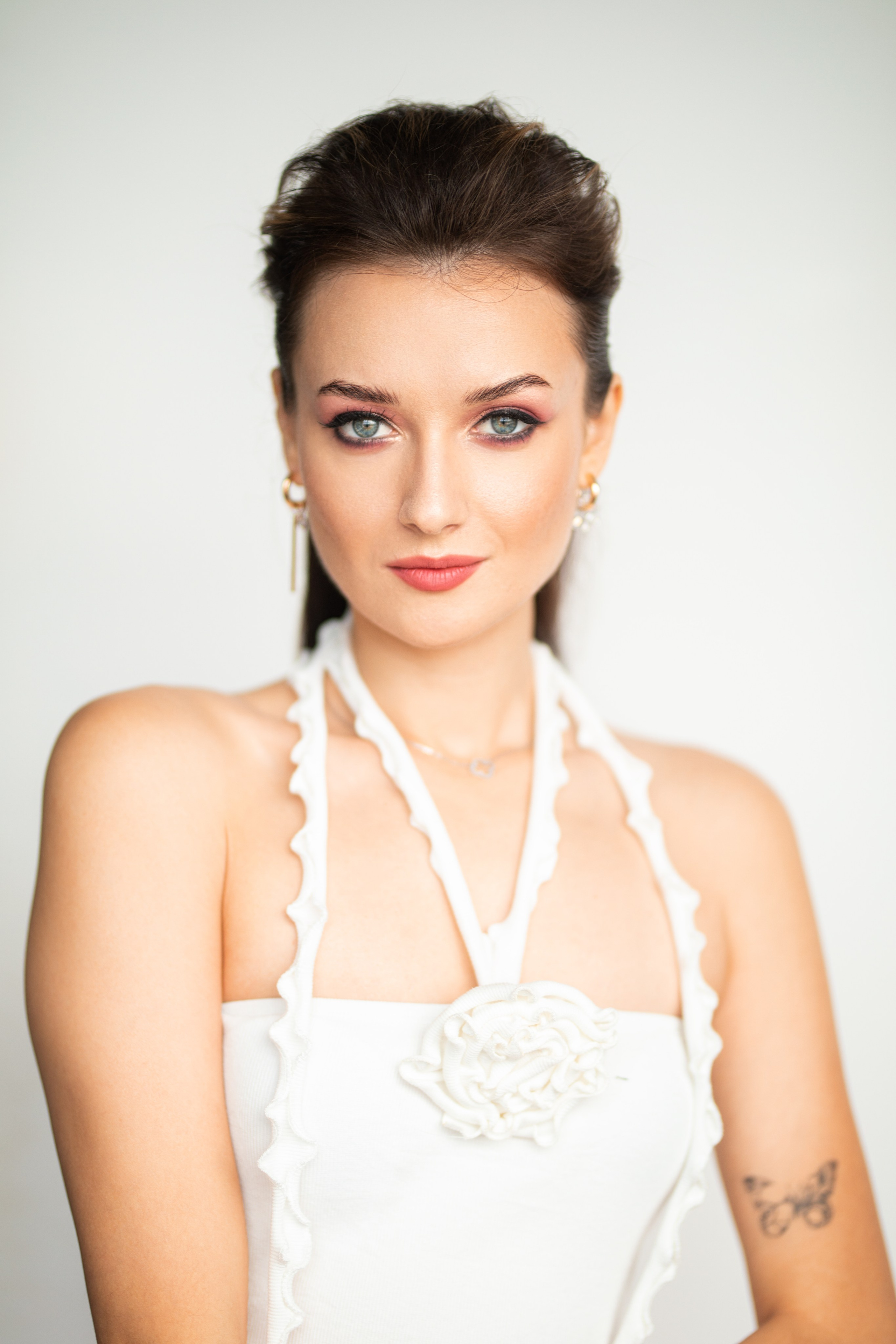 Студийный фотосет с Анастасией в минимальном интерьере в формате для «себя»