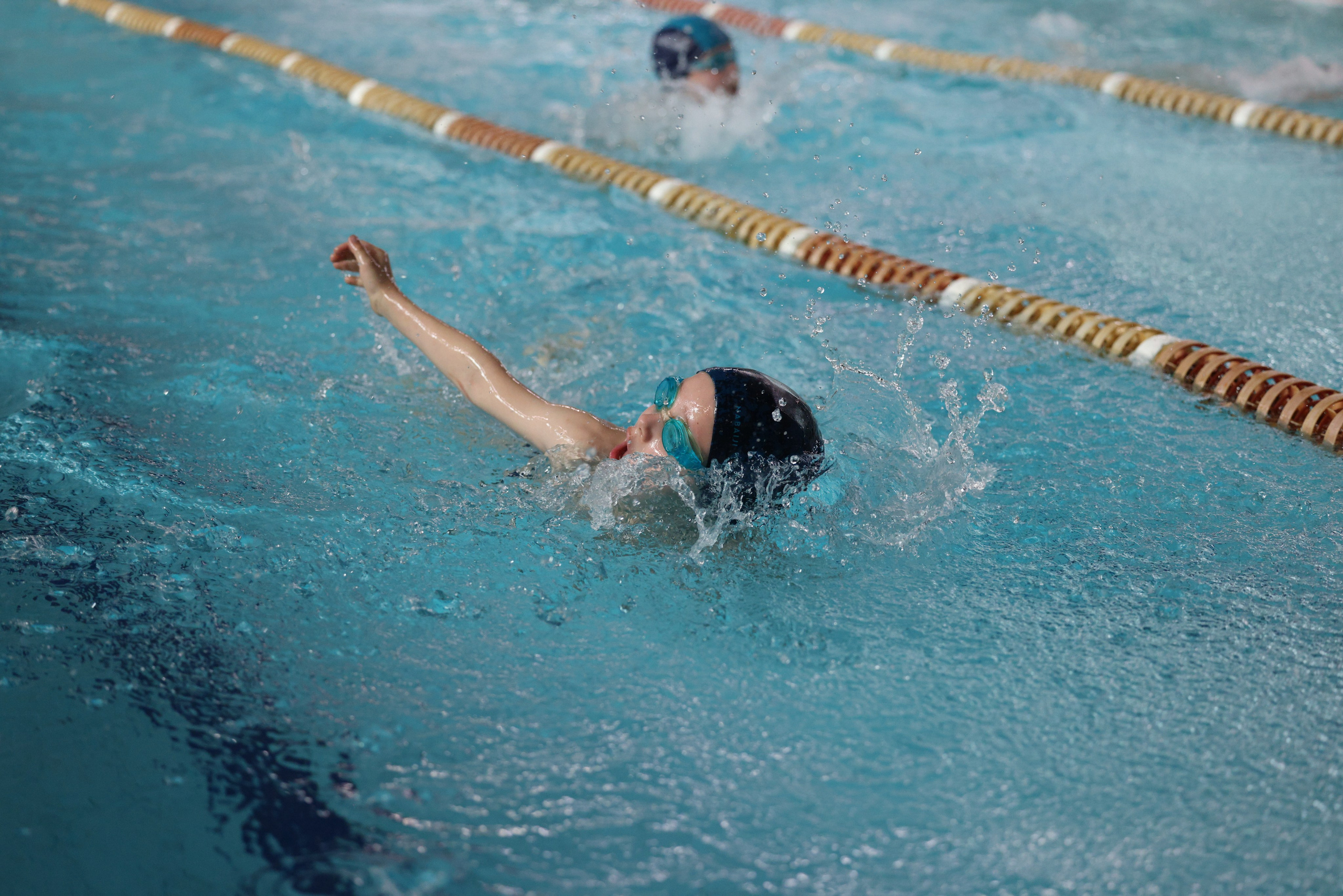 Веселый дельфин. Плавание. Дети 8-9 лет. Фотограф Александр Заломаев