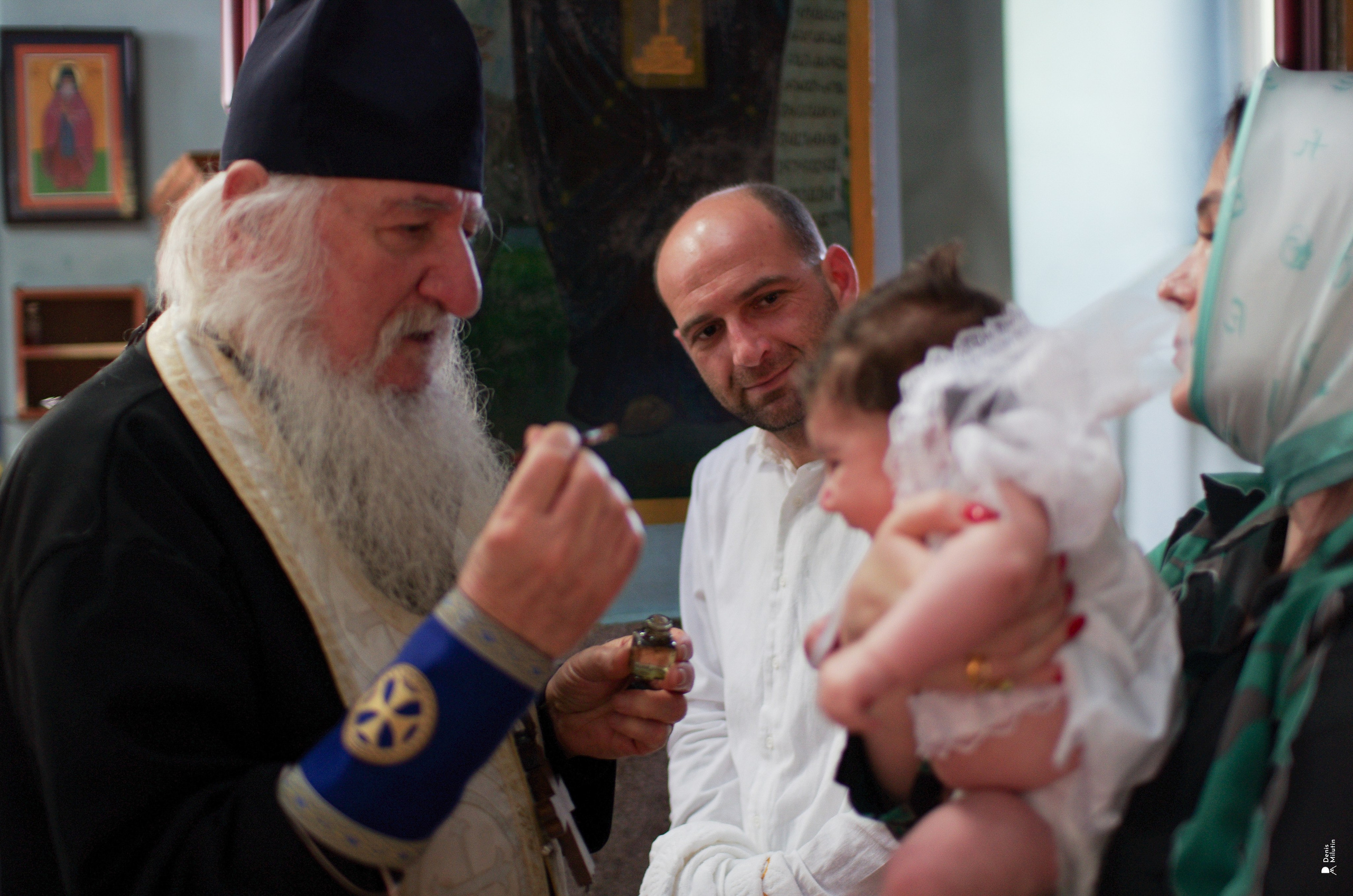 Крещение в церкви Менджи. Портретный фотограф Денис Милютин